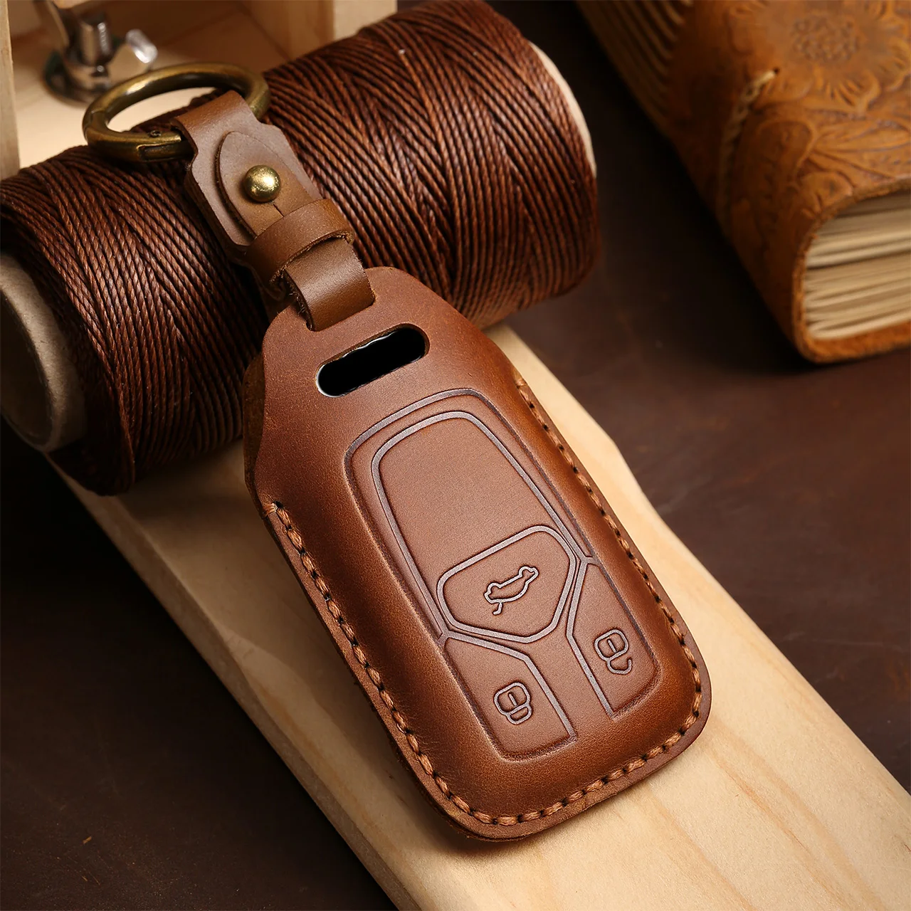 Leather Car Key Case Cover For Audi A4L A5 Q7 TT TTS A3 A4 B9 A6 A7 4K A8 E-tron Q5 Q8 C8 D5 SQ8 Car Keychain