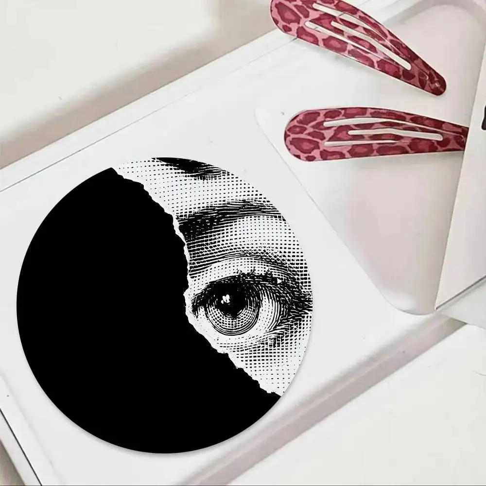 الفن الوجه F-Fornasetties الكرتون شارات شارة مستديرة صفيح عملة بروش الملابس على ظهره اكسسوارات التلبيب دبوس #5