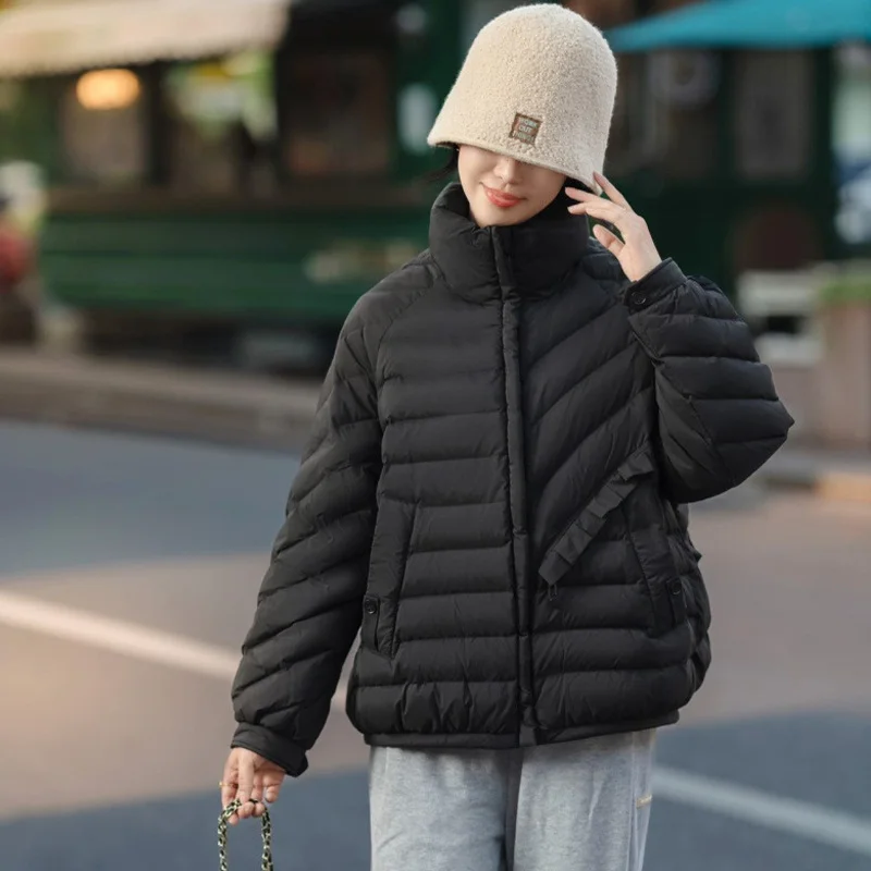 المرأة قصيرة أسفل سترة 2025 نمط الشتاء الجديد نصف الدانتيل تقليم فضفاضة تناسب تنوعا عادية الوقوف طوق معطف دافئ