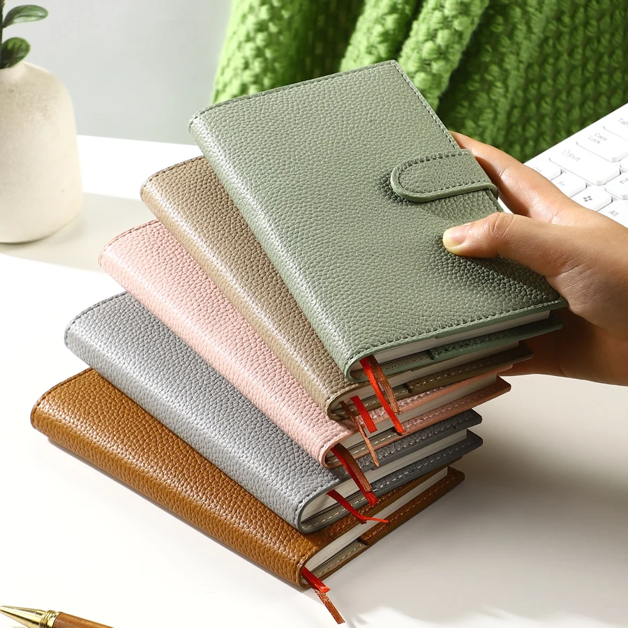 Quaderno settimanale A6 |   Cover compatta in pelle, ideale per On - the - Go Scheduling. Mantieni la tua settimana organizzata senza sforzo!