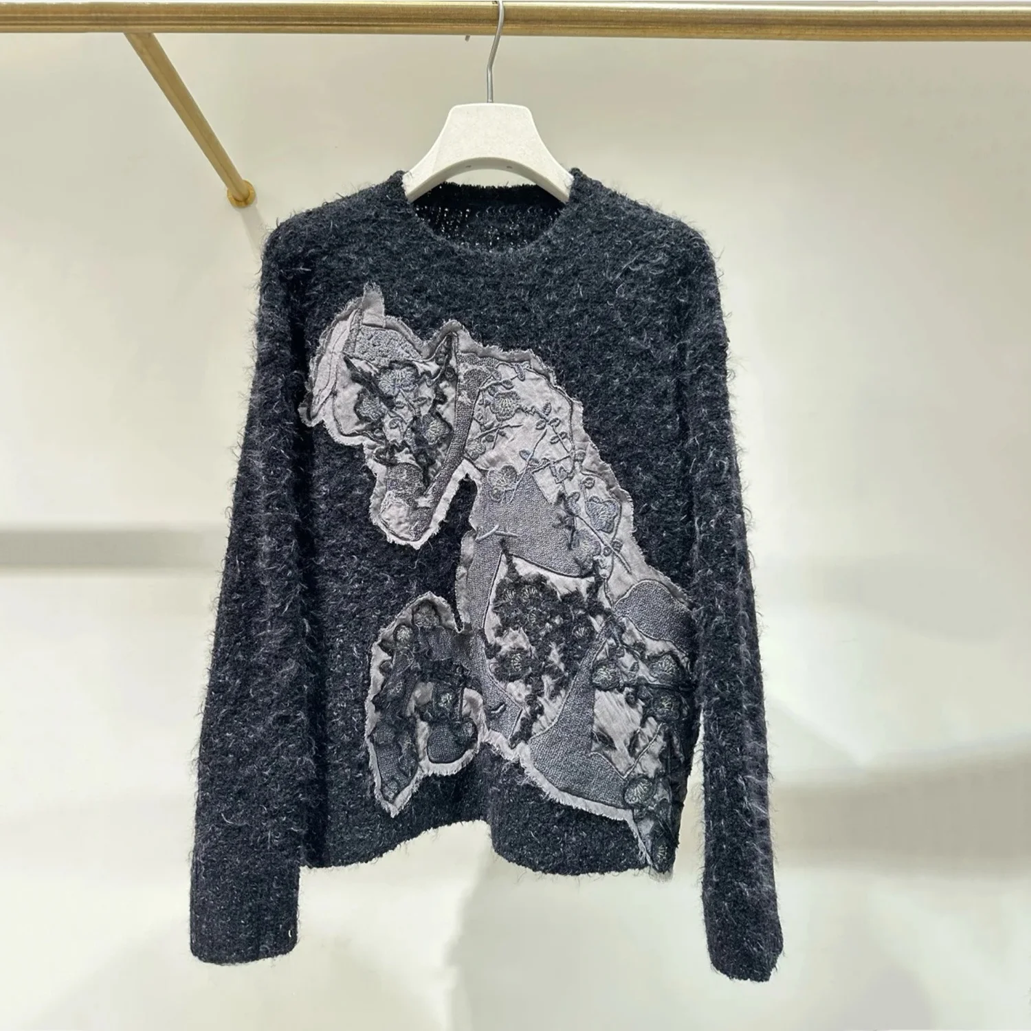 

Spring 2026 Women's Knitted Floral Decorated Heavyweight Simple Versatile Crew Ne Pullover Sweater Soft Medium Gauge Knitwear
