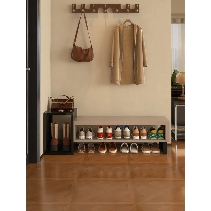 Happy and comfortable way to enter the entrance, shoe changing stool is integrated against the wall, small size can enter the do