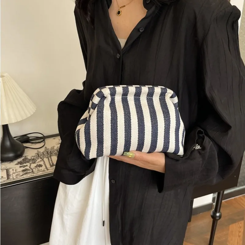 nova-bolsa-de-maquiagem-de-verao-2026-bolsas-de-croche-tecidas-clutch-de-praia-bolsas-hobo-casuais-bolsa-nuvem-franzida-para-mulheres