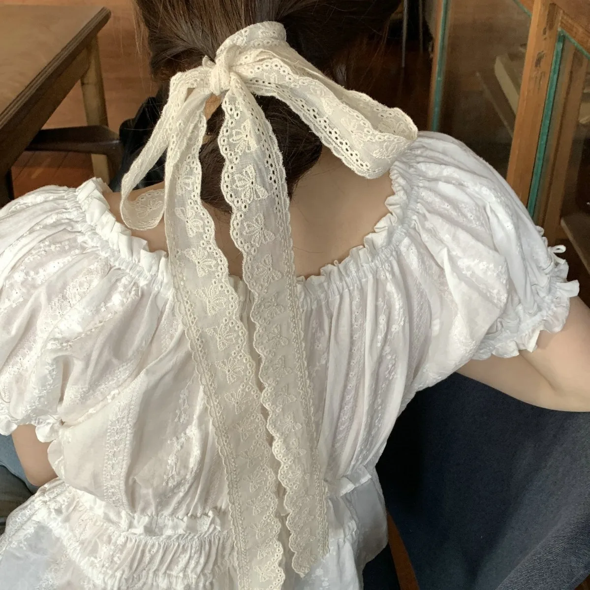 2025 bufanda de encaje de puro deseo blanco de estilo francés para mujer de alto sentido 2025 nuevo estilo cuello fino bufanda larga estrecha cinta para el cabello atada
