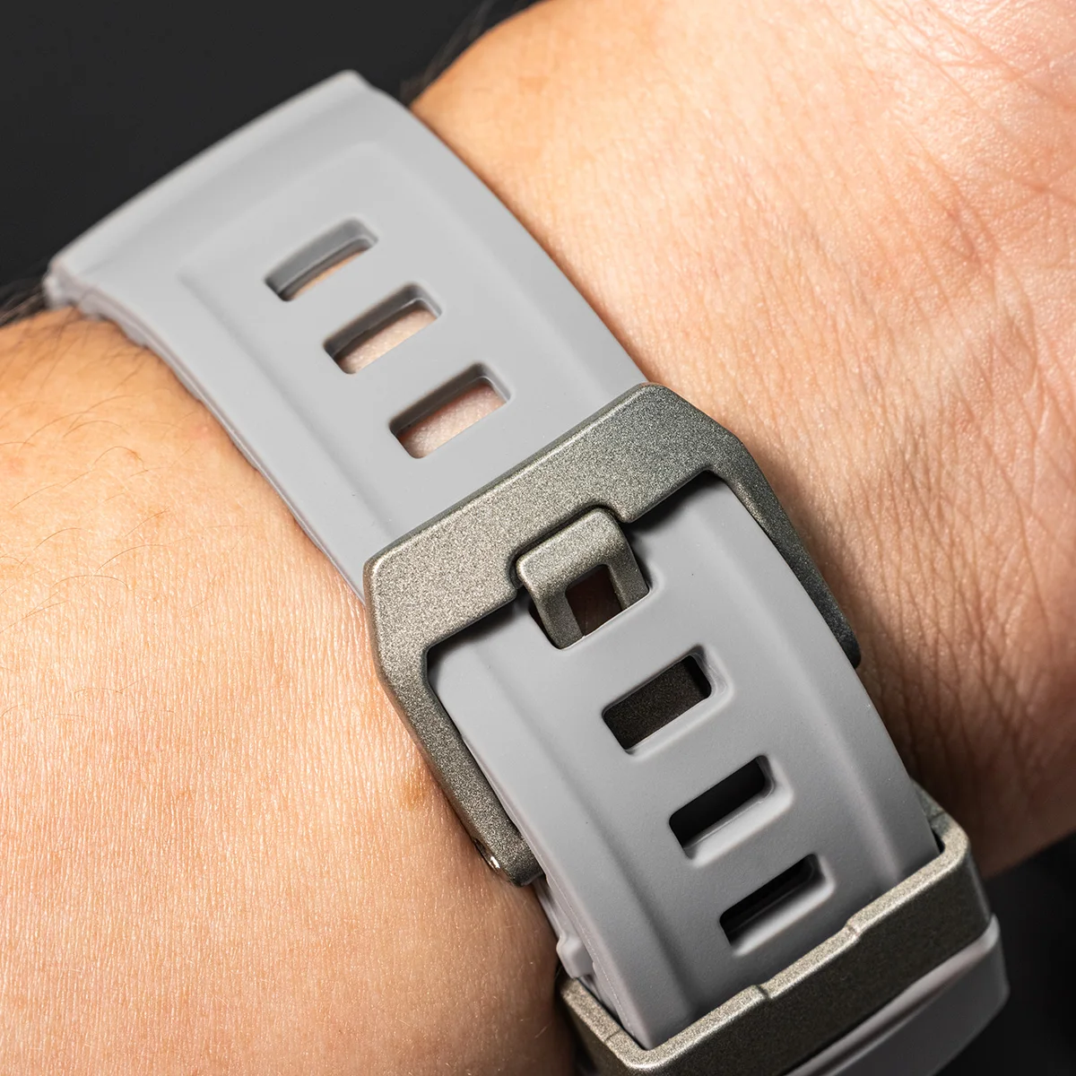 حافظة معدنية بحزام من السيليكون الناعم لسلسلة ساعات أبل 10 9 8 SE سوار للتنفس لساعة IWatch Ultra 49/46/45/44 مللي متر معصمه