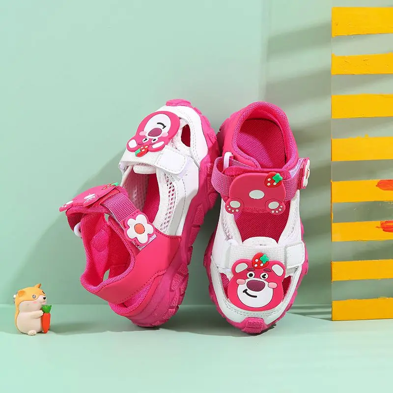 Zapatillas de deporte transpirables antideslizantes con fondo suave, zapatos de cueva para niñas, fotos reales, oso de fresa Lotso, primavera y verano, 2024