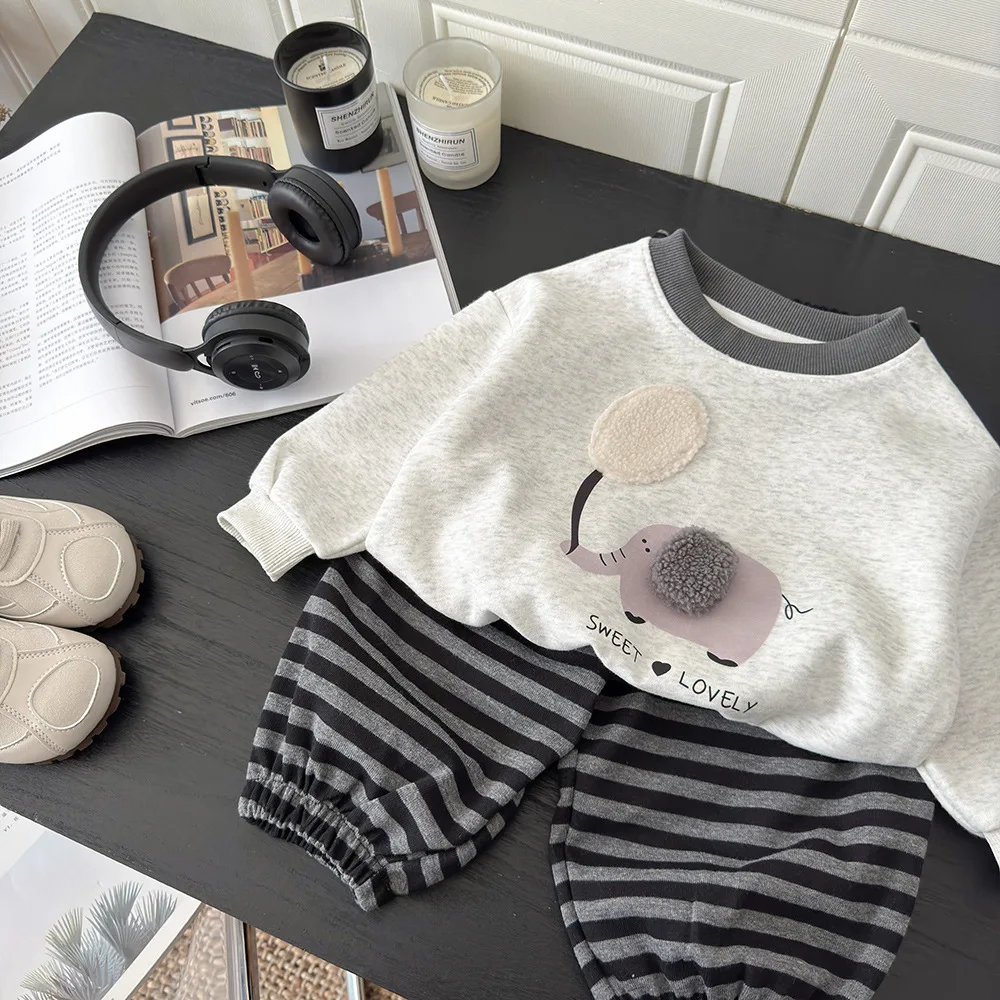 2026 Neue Herbst-Kinderkleidung für Jungen und Mädchen, süße 3D-Tier-Patch-Sweatshirts + gestreifte Hosen, 2-teiliger Kinder-Trainingsanzug – Detail 3