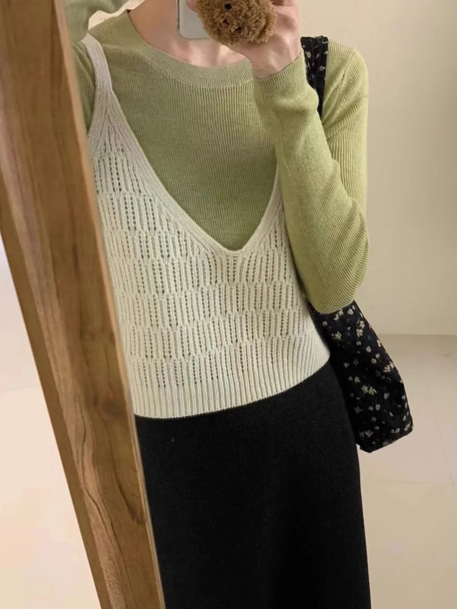 Red Knitted Vest Short V-Neck Slim Fit Women's Inner Wear for New Year's Day Korean Style Layering Top Commute Style Pure Color