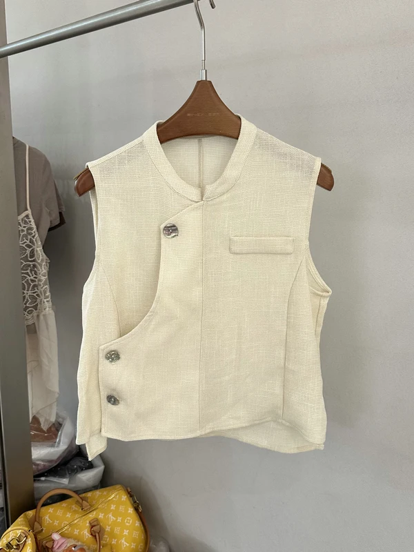 

Elegant Textured Asymmetric Vest Asymmetrical Sleeveless Top for Women Summer 2026 Seasonal Design Sense Side Buttoned