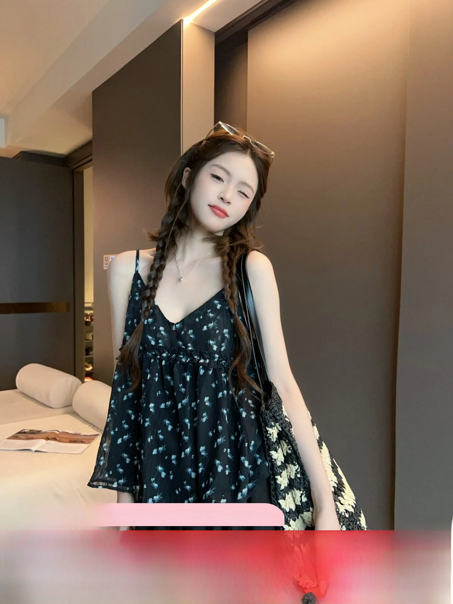 

Ретро-топ с корейским цветочным принтом для женщин, свободный крой, укороченный, на бретельках, летний, модный, 2026, для ношения под одеждой, короткий, с V-образным вырезом