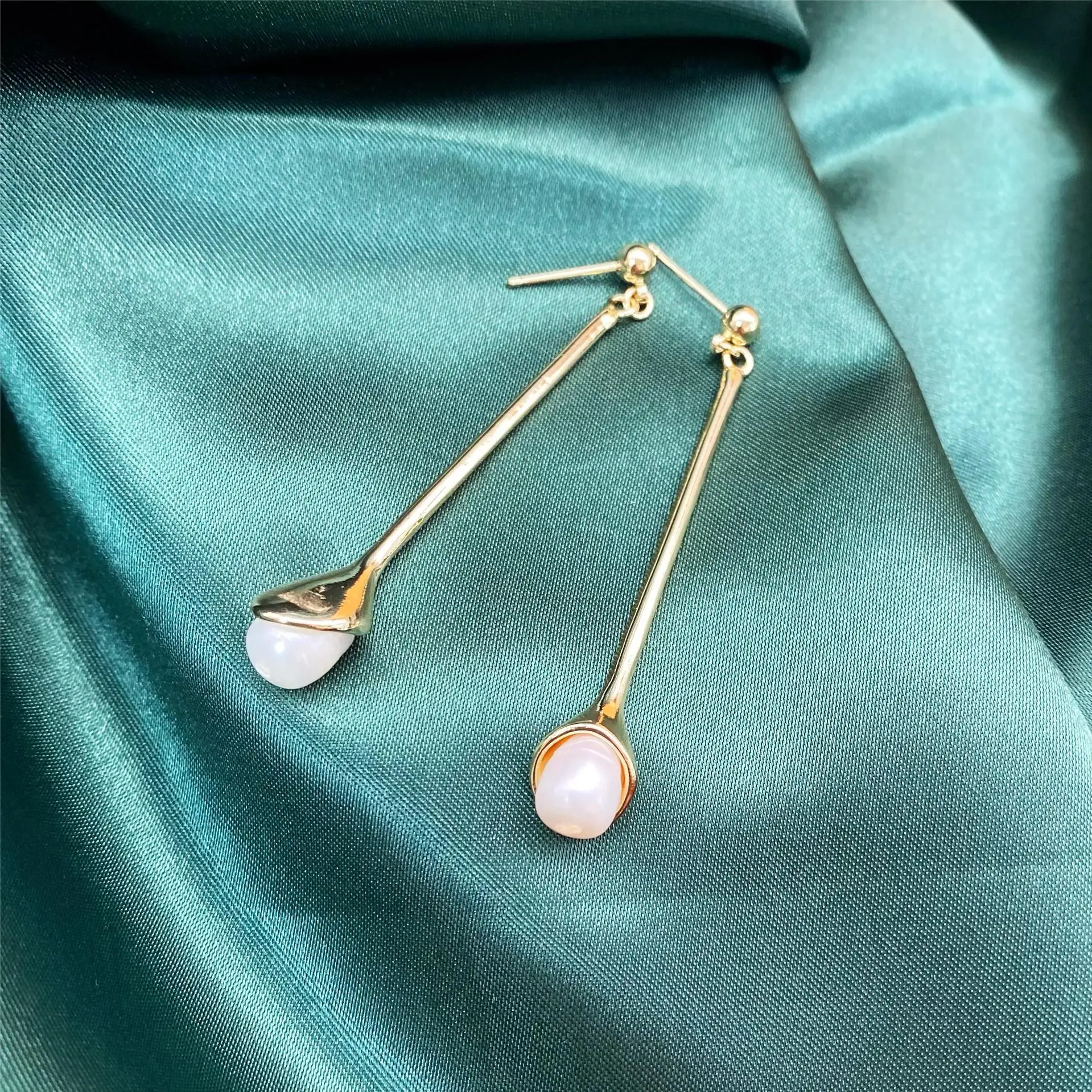 

Natural freshwater pearl women's design sense niche light luxury stud earrings personality temperament versatile