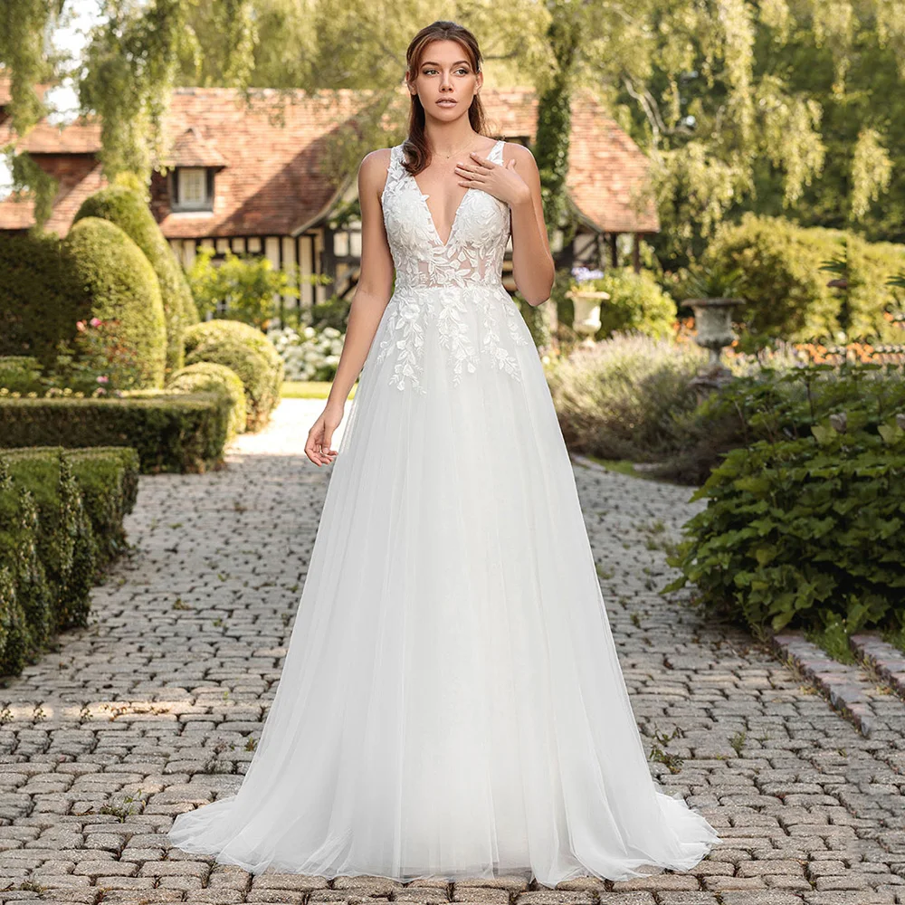 Eleganckie, nowoczesne suknie ślubne 2025, fason A, damskie suknie ślubne z aplikacjami, koronką, dekoltem w serek, odkrytymi plecami, w stylu boho, szyte na miarę.