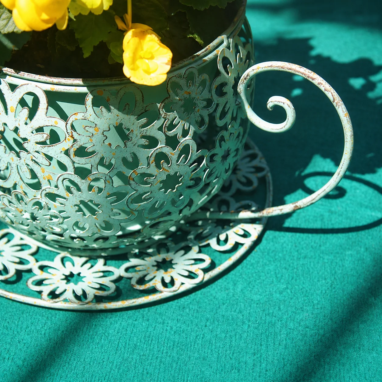 Decorative Garden Pot Delicate Hollow-Out Iron Planter Teacup Flower Pot Sturdy Indoor Outdoor Planter For Balcony Garden