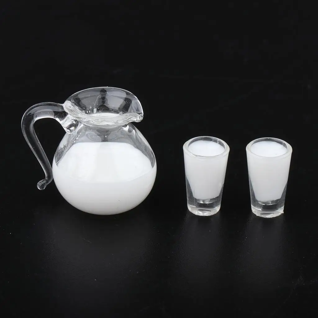 Miniatuur glazen drinkflessen kopjes met melk/sapmodel 1/12 poppenhuiskeuken