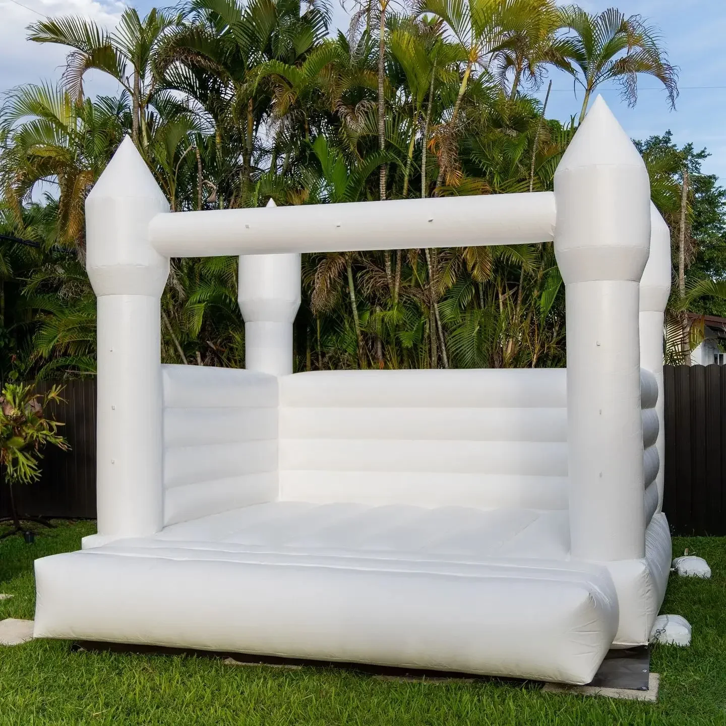 Birthday gift 1-6 years old PVC children's toy castle inflatable white bounce house jumping castle soft amusement facility with