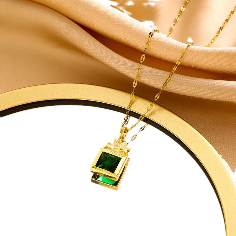 

A woman's 2025 young luxury style emerald zircon copper micro-inlaid pendant collarbone chain vacuum necklace