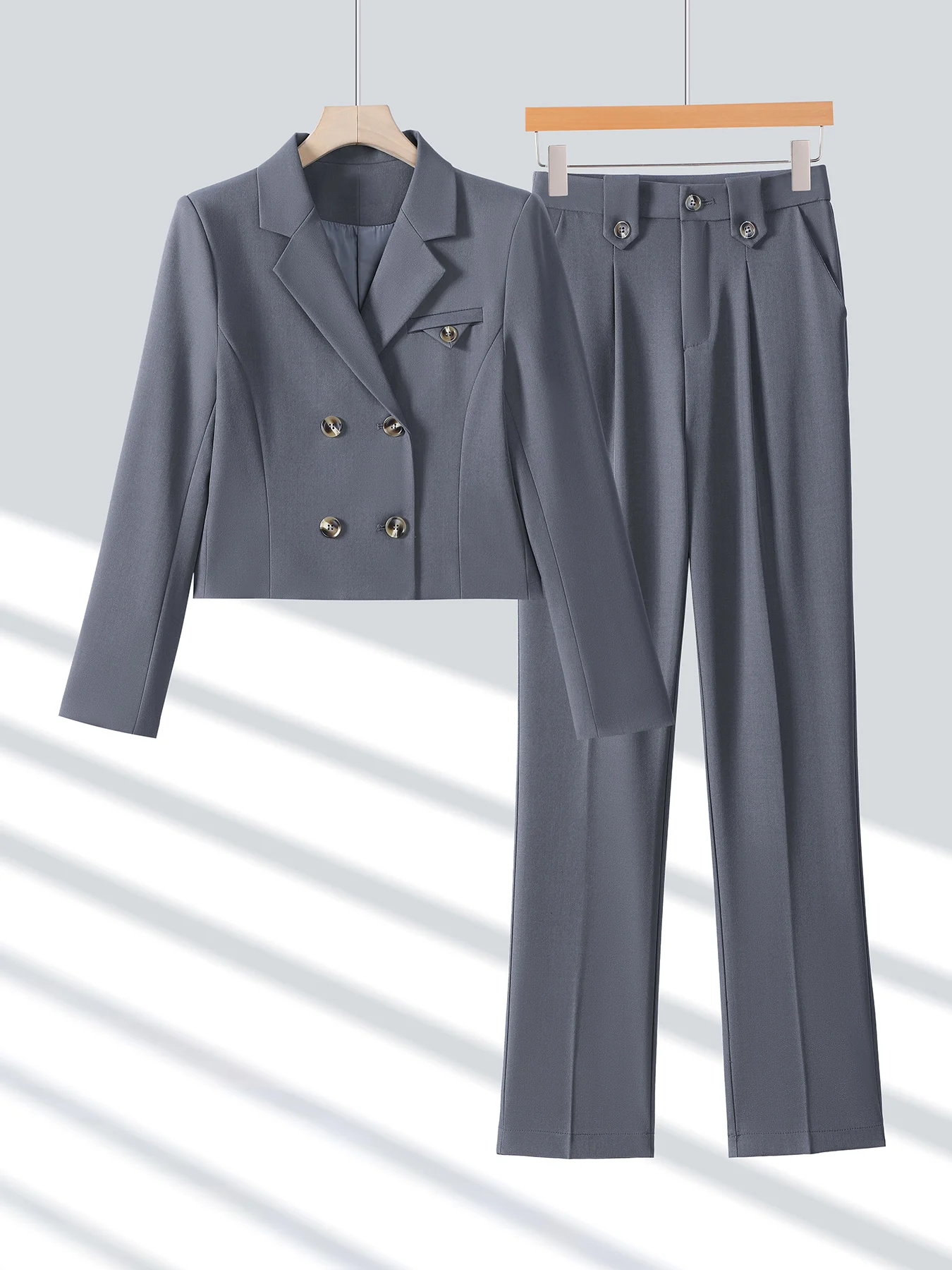 

Элегантный женский деловой костюм: пиджак и брюки для работы и деловых встреч