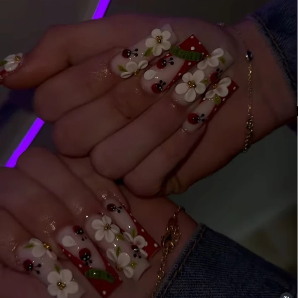 Zestaw 10 sztuk uroczych, długich, kwadratowych, naklejanych paznokci 3D z kwiatami na rok 2025, z klejem i pilnikiem do ręcznego manicure.