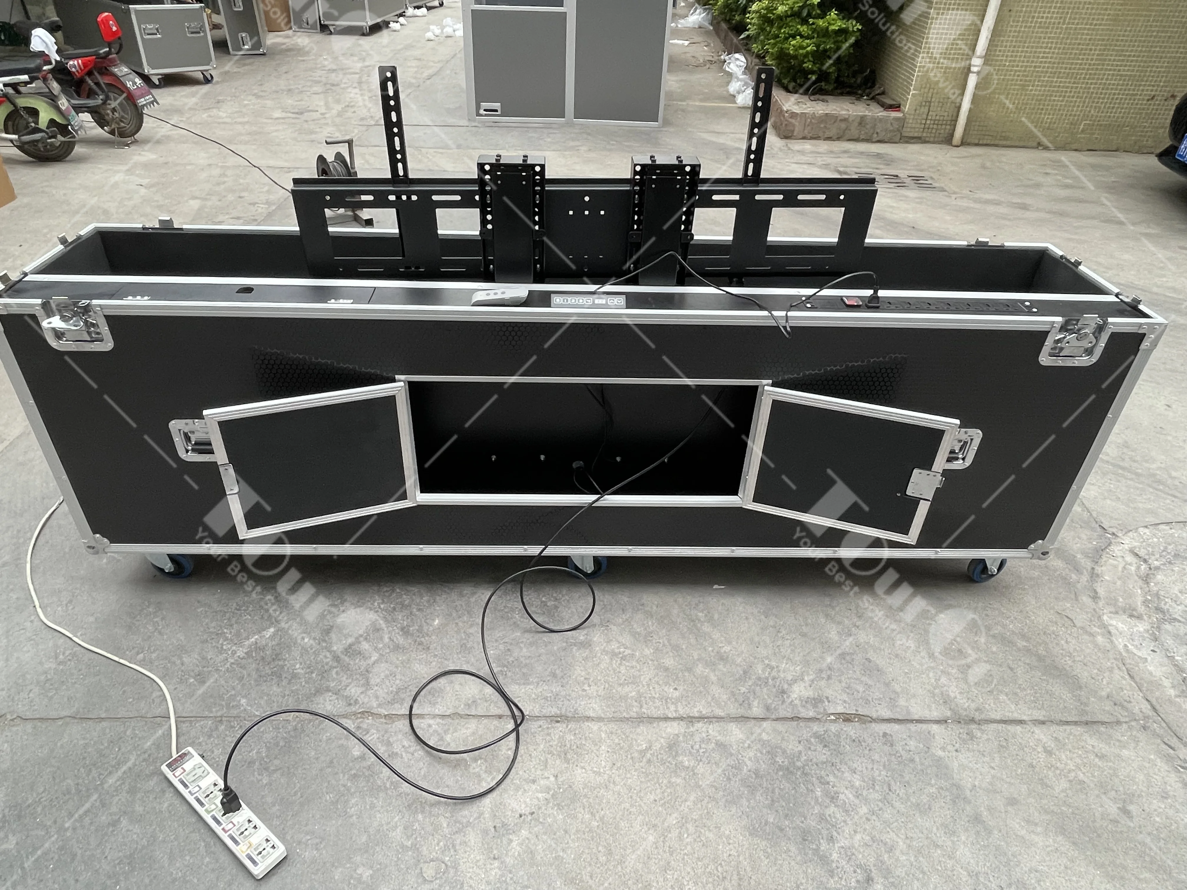 Factory Direct TV Flight Case 98 Inch Shockproof Led Lcd TV Plasma Screen Motorised Lift TV Flight Case Outdoor Universal