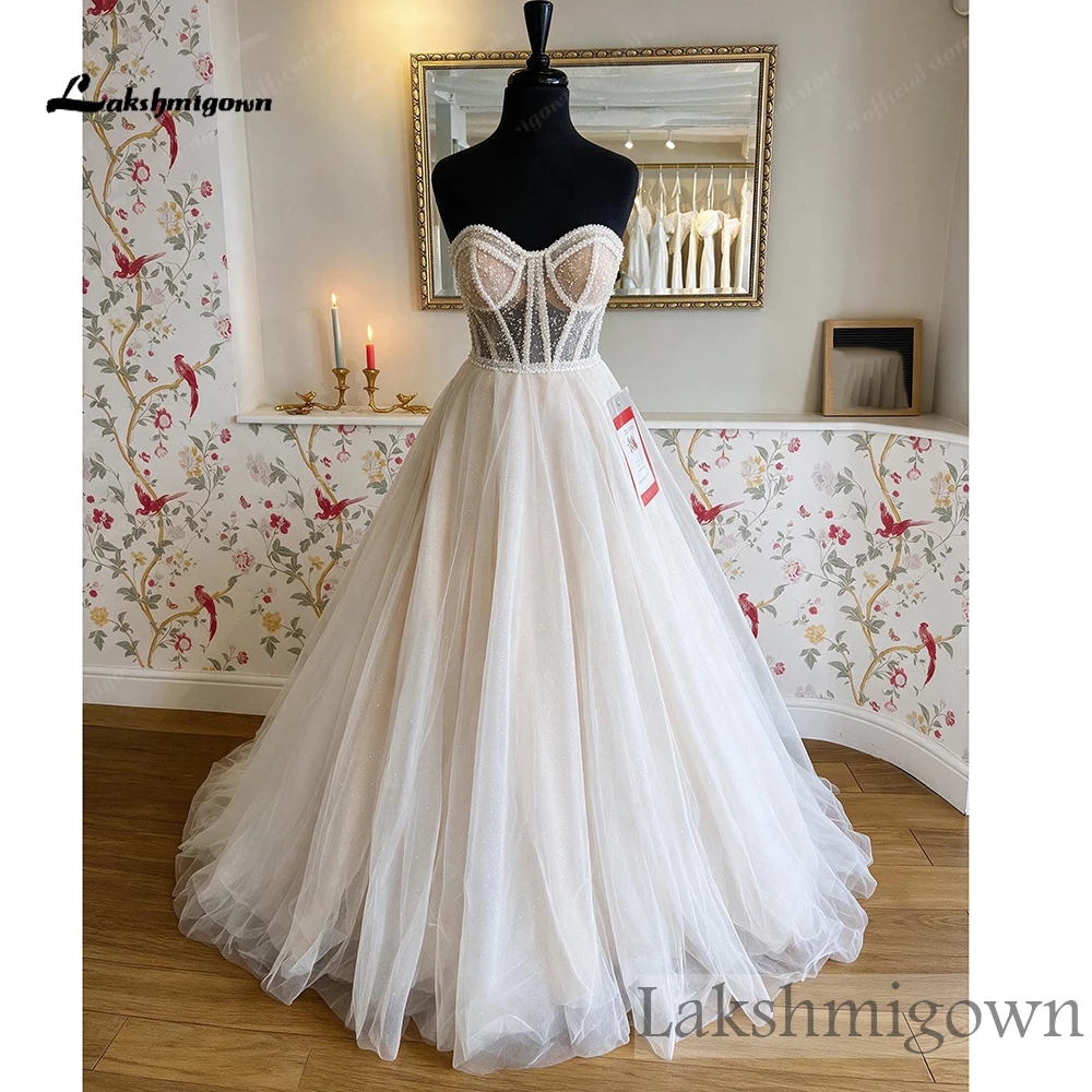 Trägerloses Brautkleid mit herzförmigem Ausschnitt, Korsett, Perlenbesatz, transparentem Oberteil, glitzerndem Tüll und A-Linien-Schnitt, nach Maß gefertigt. – Detail 5