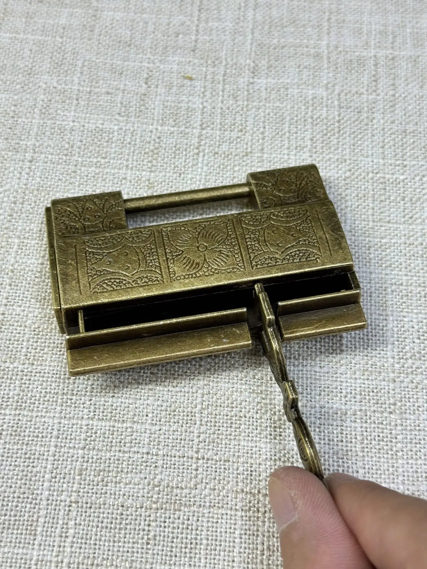Old-fashioned and retro mechanical copper lock, koi fish door lock, household single-hole Chinese-style box and cabinet lock