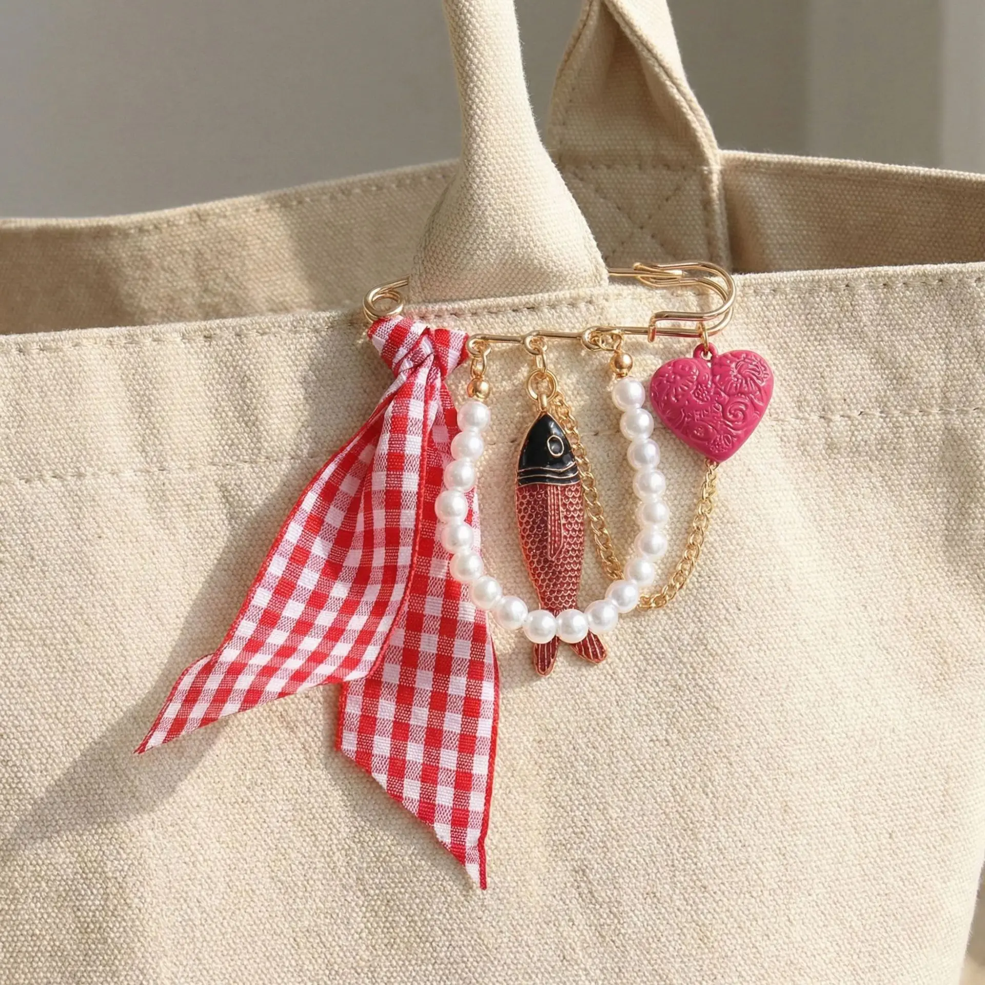 INS exaggerated color tropical fish love plaid streamer brooch sweet and spicy style marine elements waistband pin clothing
