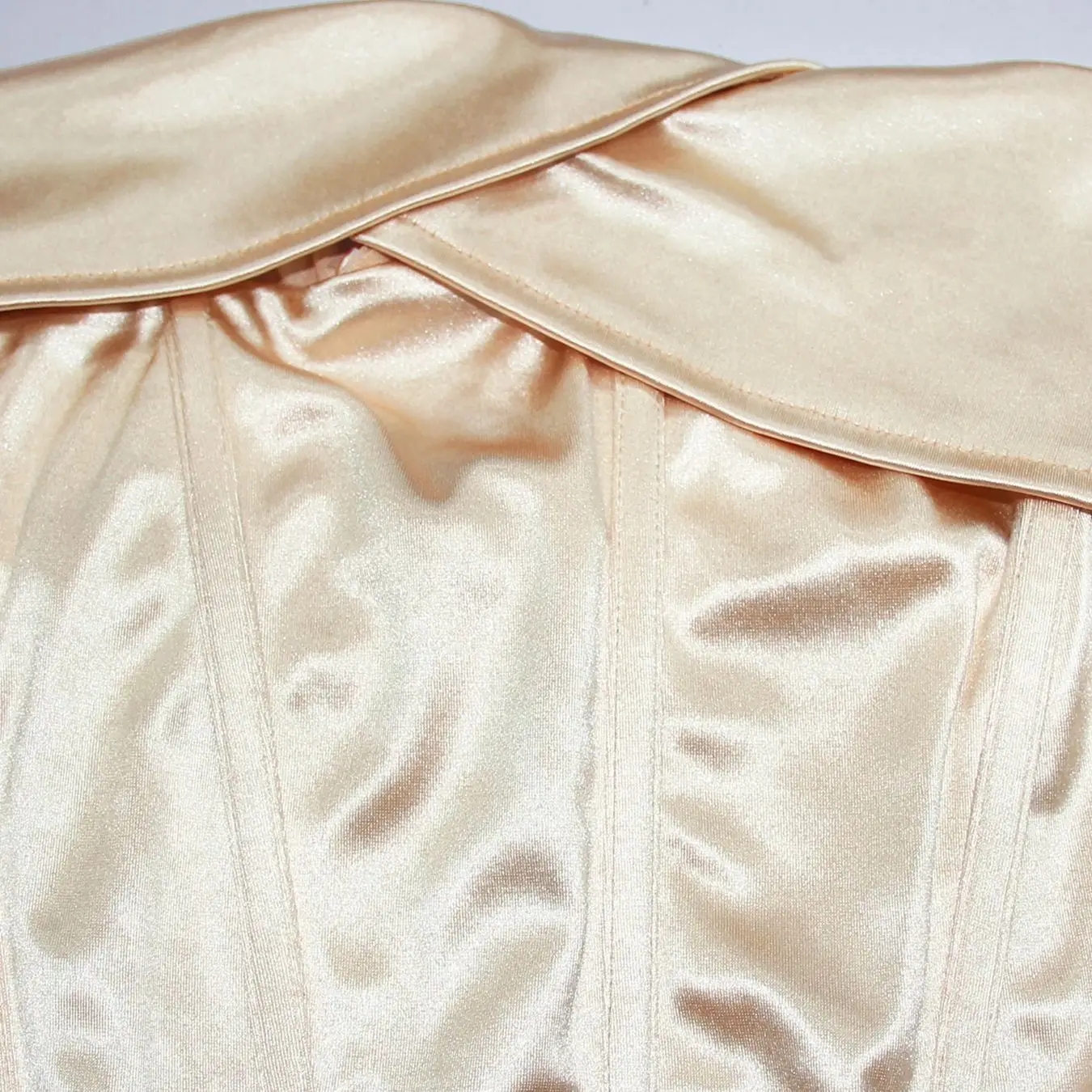 Abito formale in raso con spacco sulla coscia con corsetto a lisca di pesce arricciato con spalle scoperte