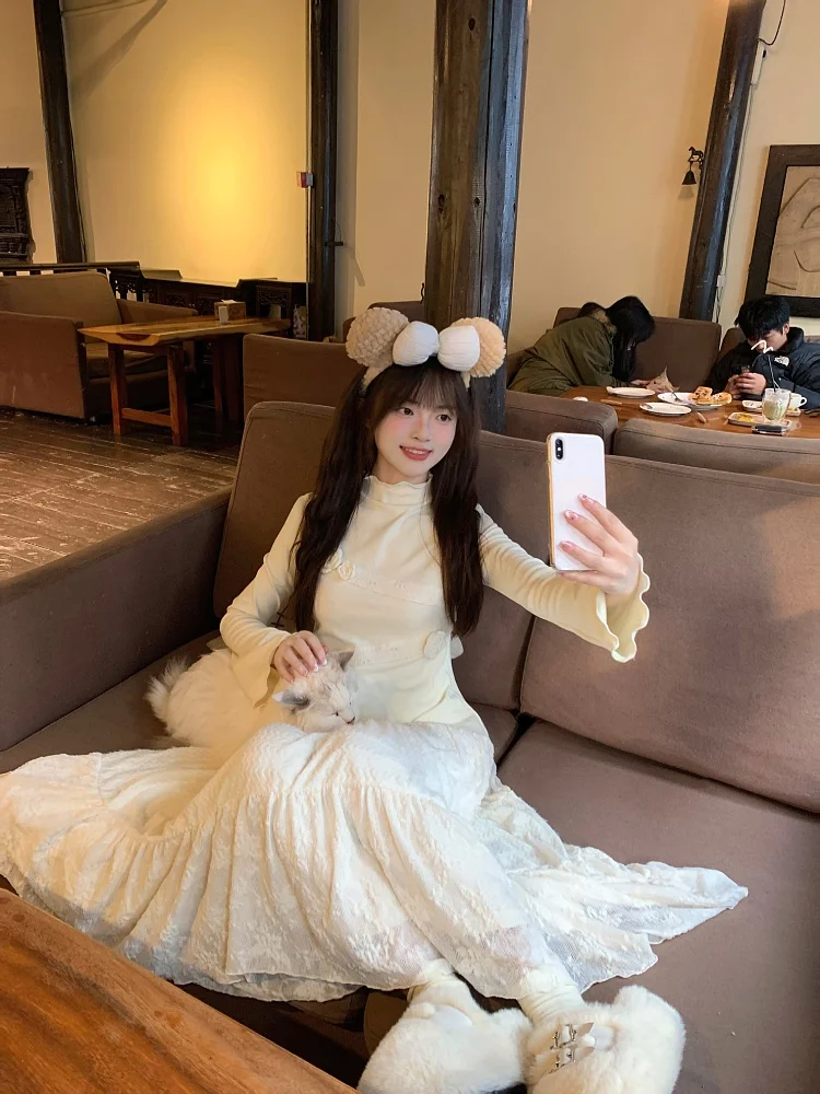 

Новая осенне-зимняя коллекция: Нежная юбка-футляр с эффектом утяжки талии, базовый слой для ношения под одеждой.