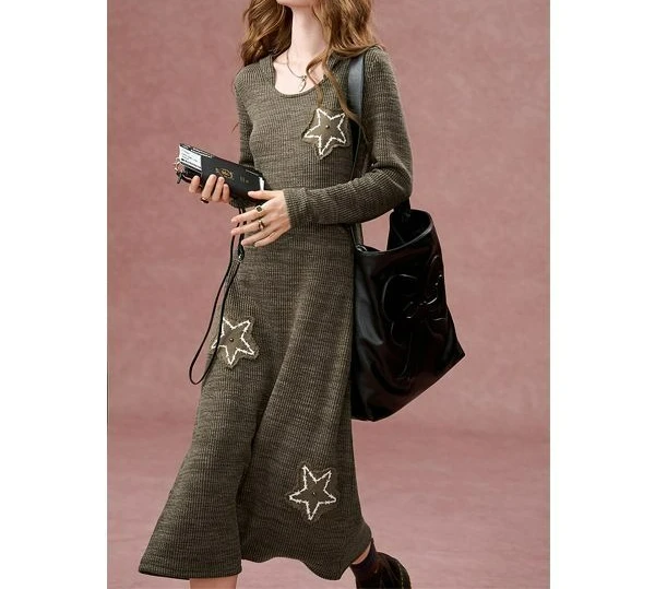 

2025 Autumn New Star Embroidered Long Sleeve Knitted Dress with Women's Design Sense Retro Look and Slimming Bottom Skirt