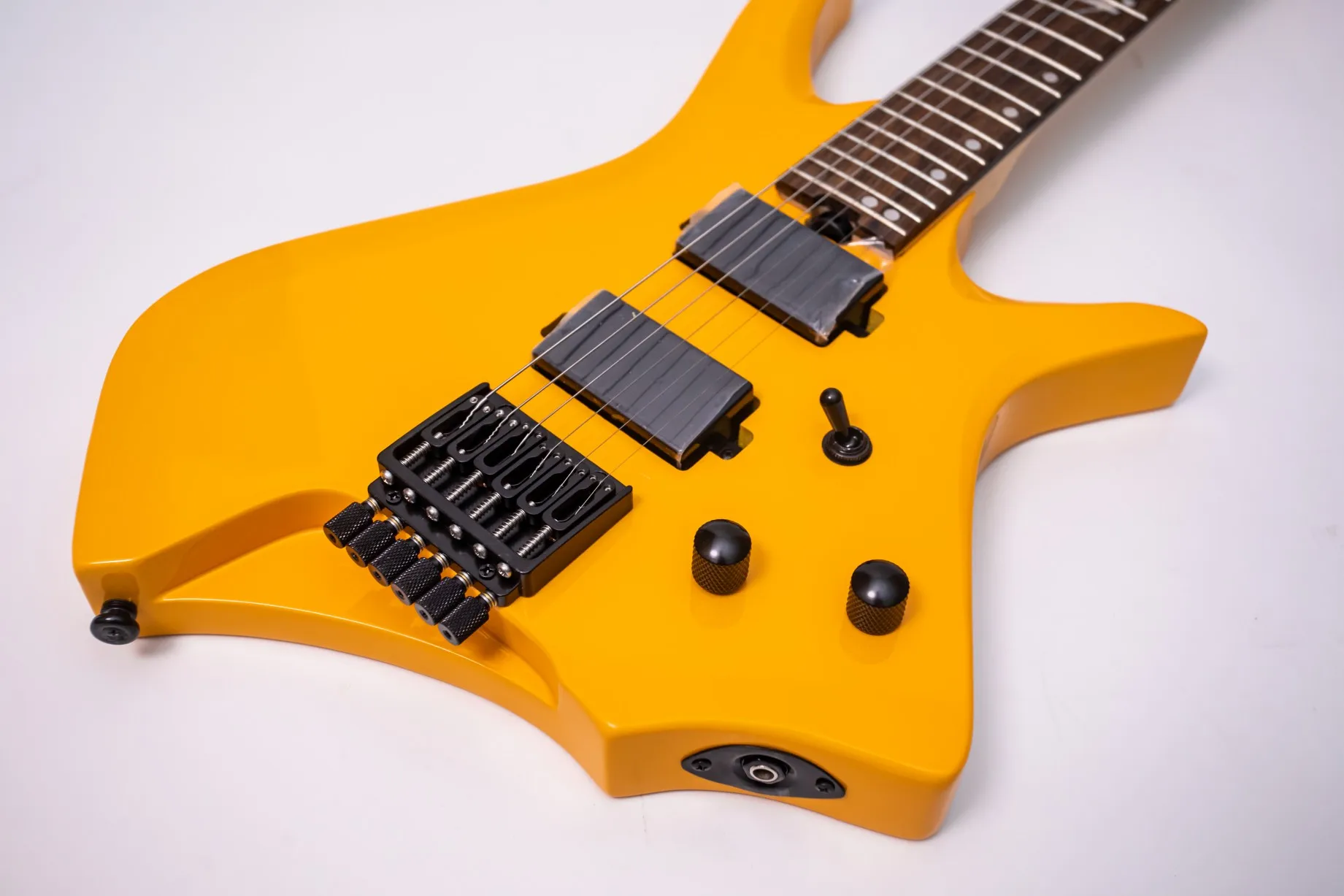 In stock. Can be shipped when placed. High quality yellow headless 6 string electric guitar. Factory direct. Can be customized.