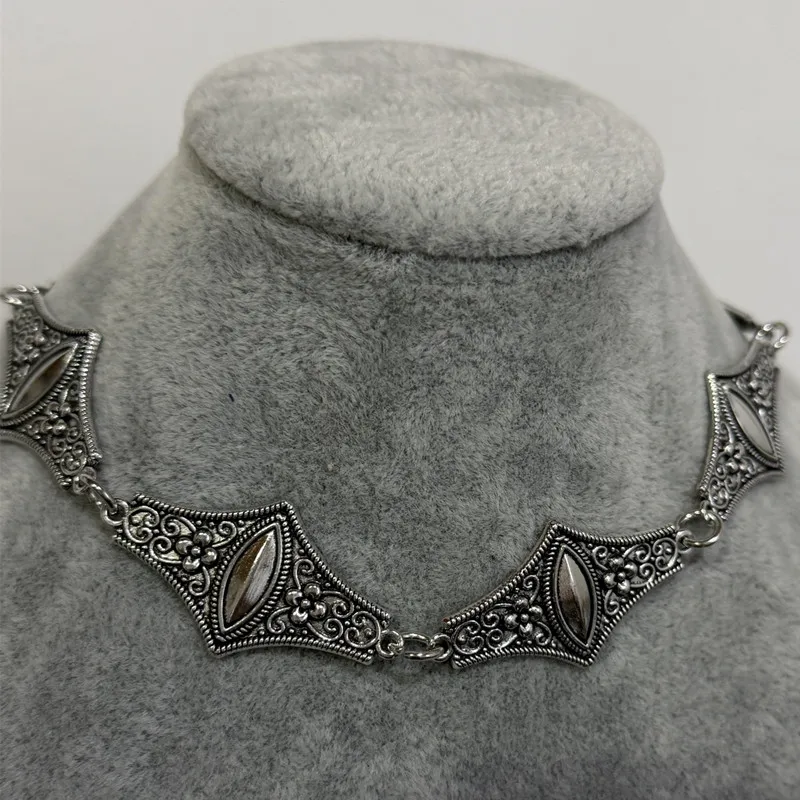 Hip-Hop Punk Bohemian Ethnische Choker-Halskette in Silberfarbe mit Gravur, Charm-Choker für Damen, Party- und Alltagsschmuck – Detail 6