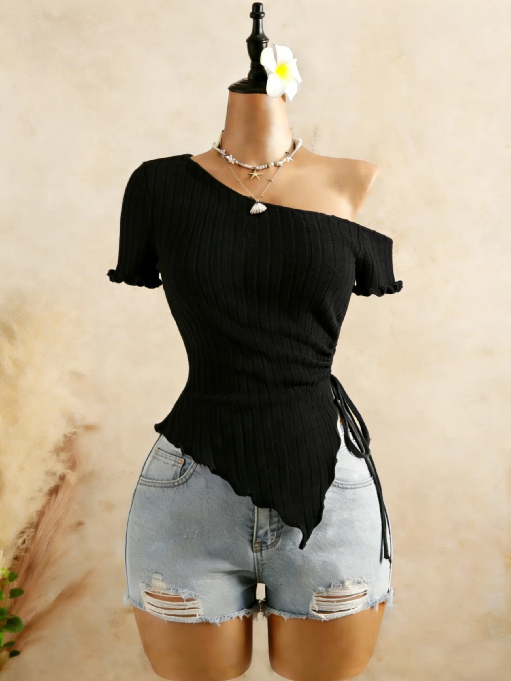 Damen One-Shoulder-Kurzarm-Top aus geripptem Strick mit seitlichem Kordelzug, gerafftem asymmetrischem Wellensaum, schmaler Passform, einfarbig schwarz, Sommer Y2K T-Shirt – Detail 6