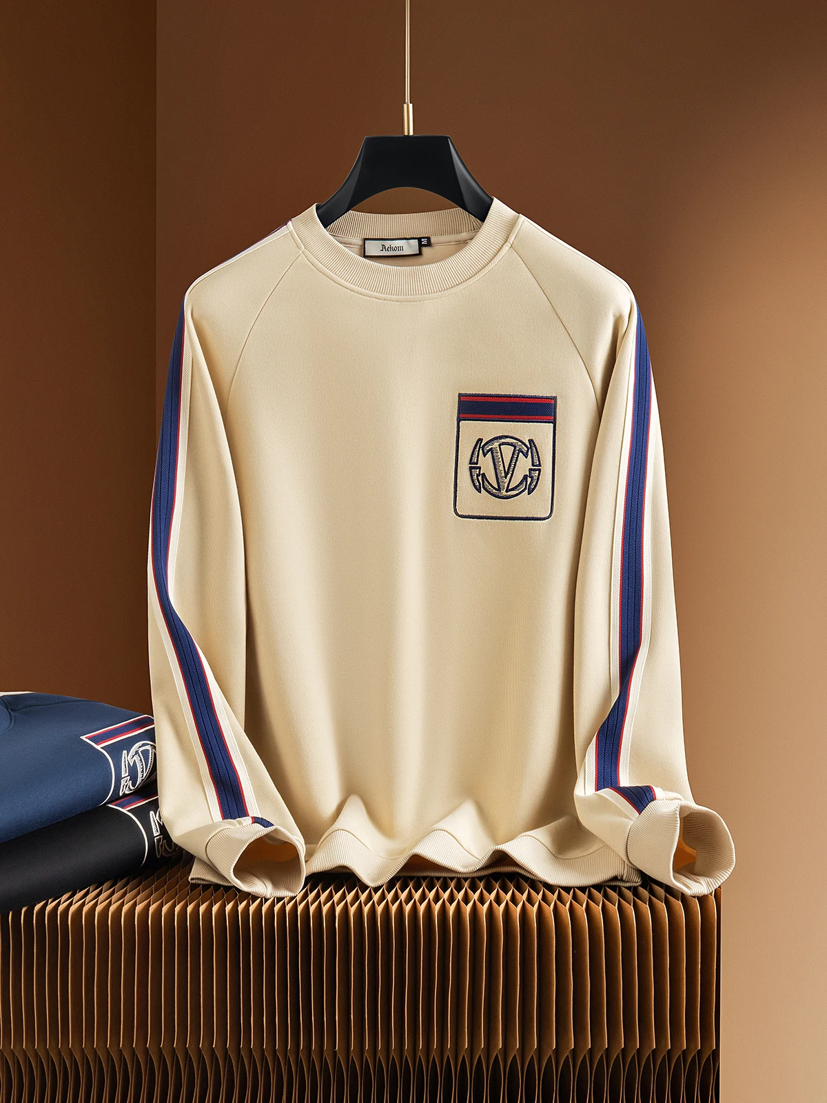 

JSBD Autumn high-end contrasting color woven ribbon patchwork embroidered space cotton men's round-neck long-sleeved sweatshirt