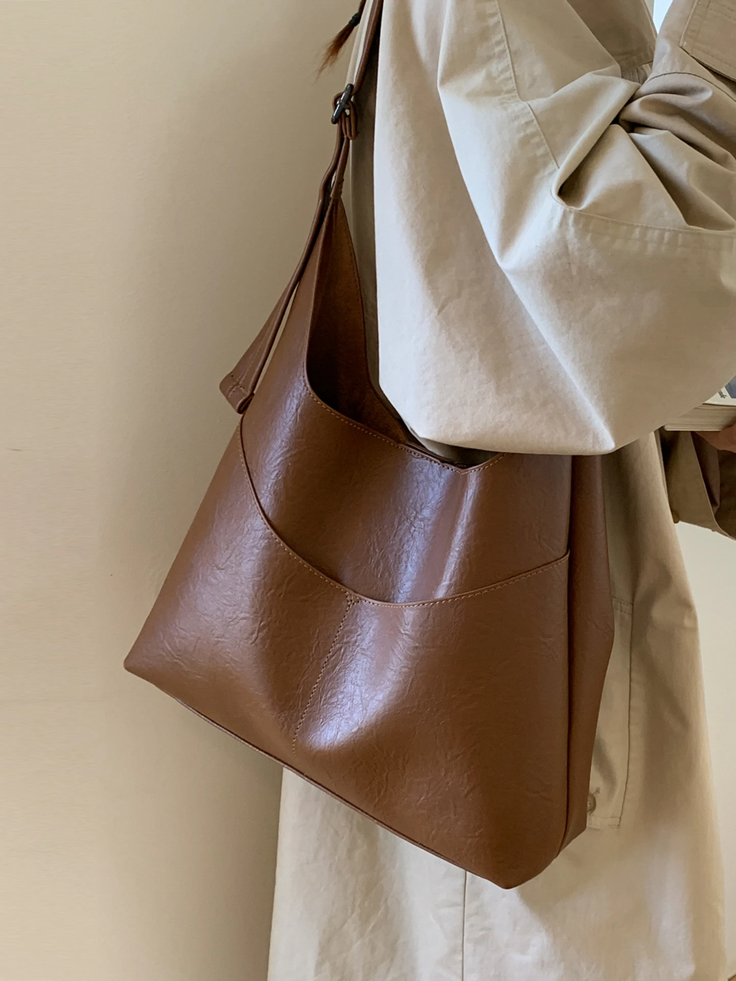 

Large Capacity Women's Tote Bag 2025 New Commuter Vintage Single Shoulder Bucket Bag Casual Simple Style Medium Hardness