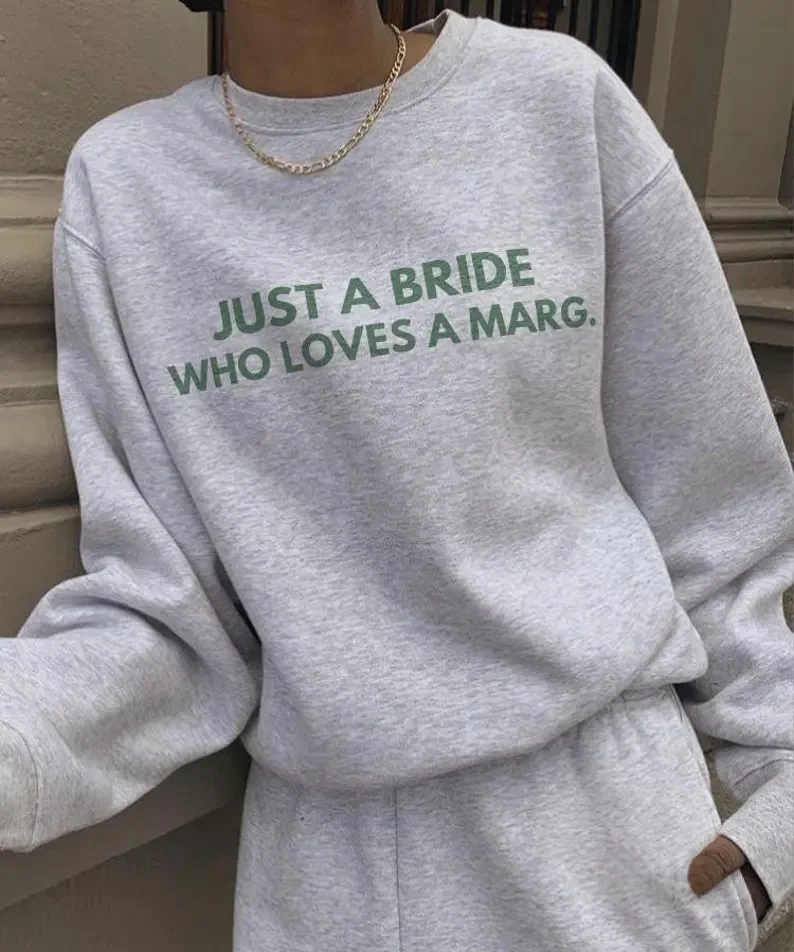 سويت شيرت Just A BRIDE Who Loves Margs - سترة عروس مخصصة، قميص استحمام مضحك لحفلات العزوبية، سترة Wifey