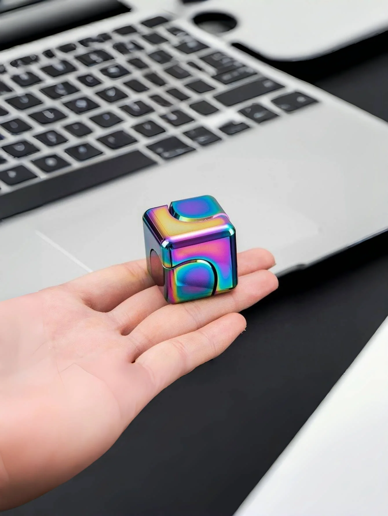 Spinner per dita cubo magico in metallo giocattolo colorato per bambini in lega giocattolo creativo per alleviare lo stress per adulti