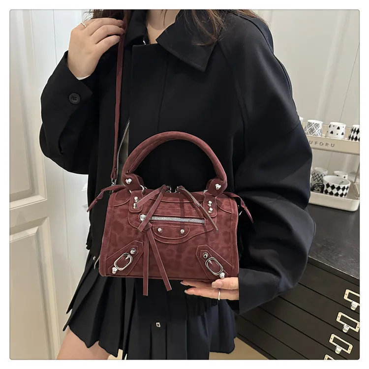Vintage Wildlederähnliche Handtasche, Nieten-Reißverschluss-Dekor, Abnehmbarer Langer Riemen, Retro-Punk-Umhängetasche für Pendlerinnen – Detail 20
