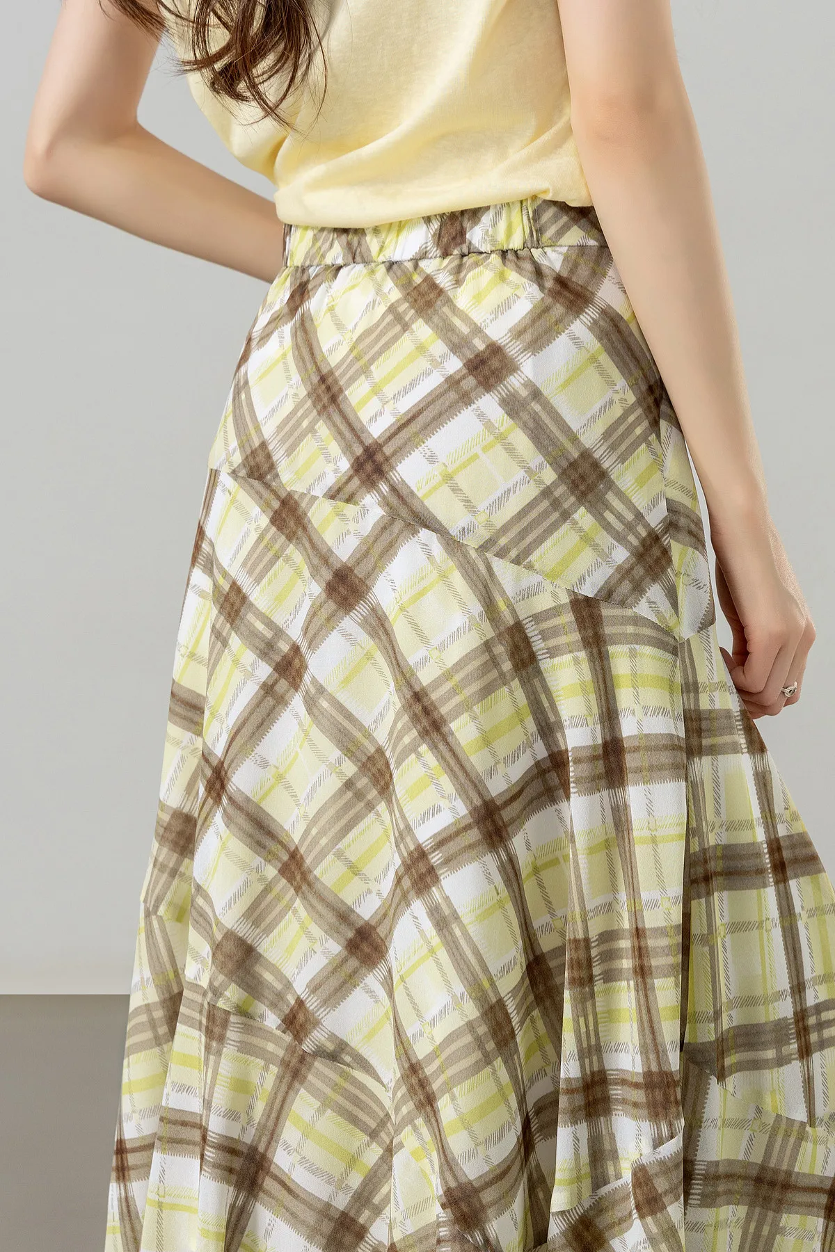 SENTUBILA Damen Sommer Karierter Rock 2026 Neuer Unregelmäßiger Gelber Langer Meerjungfrauenrock Damenkleidung Alltagsoutfit 162QK7007 – Detail 17