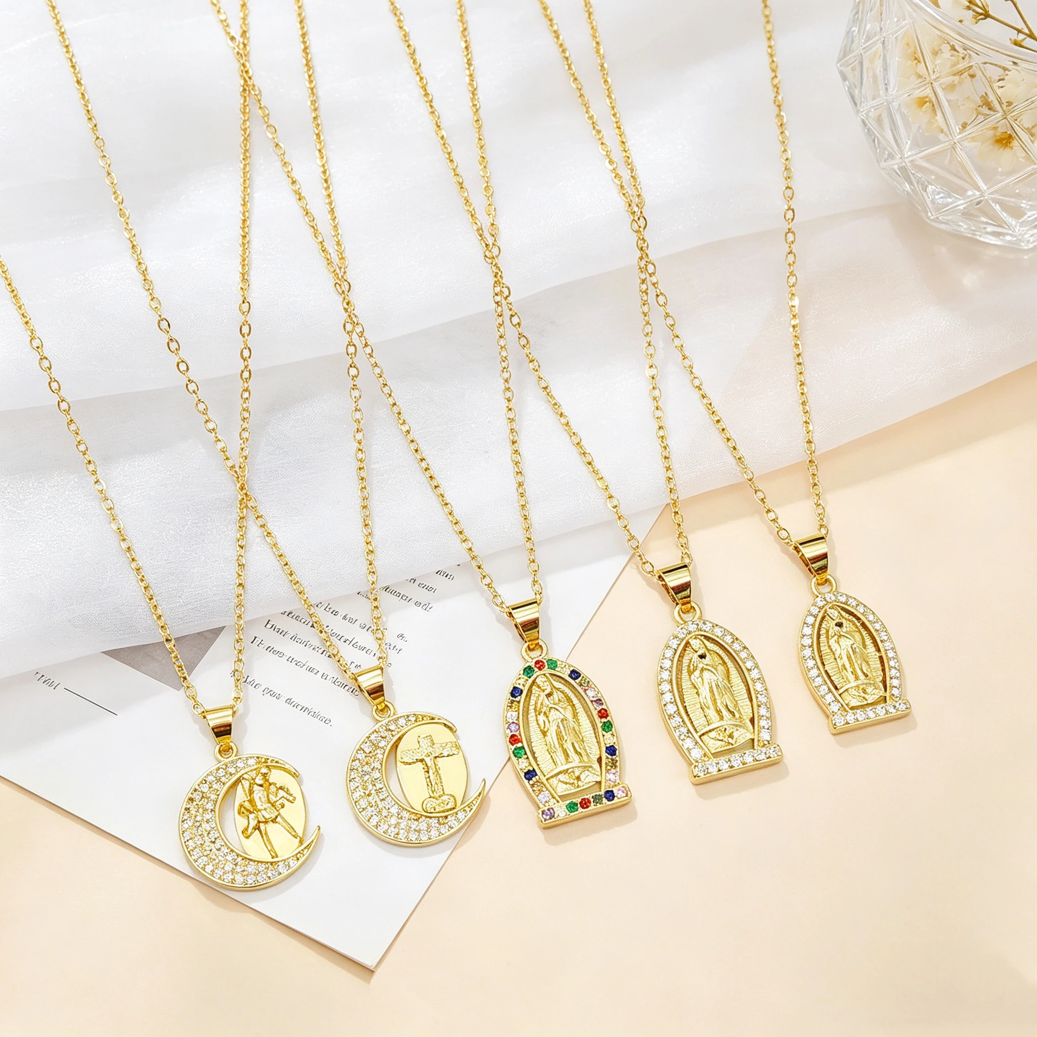 New Arrival Religion Moon/Arch Shaped Virgin Mary Jesus Zirconia Pendant Necklace Elegant Vintage Charm Jewelry Gift for Women