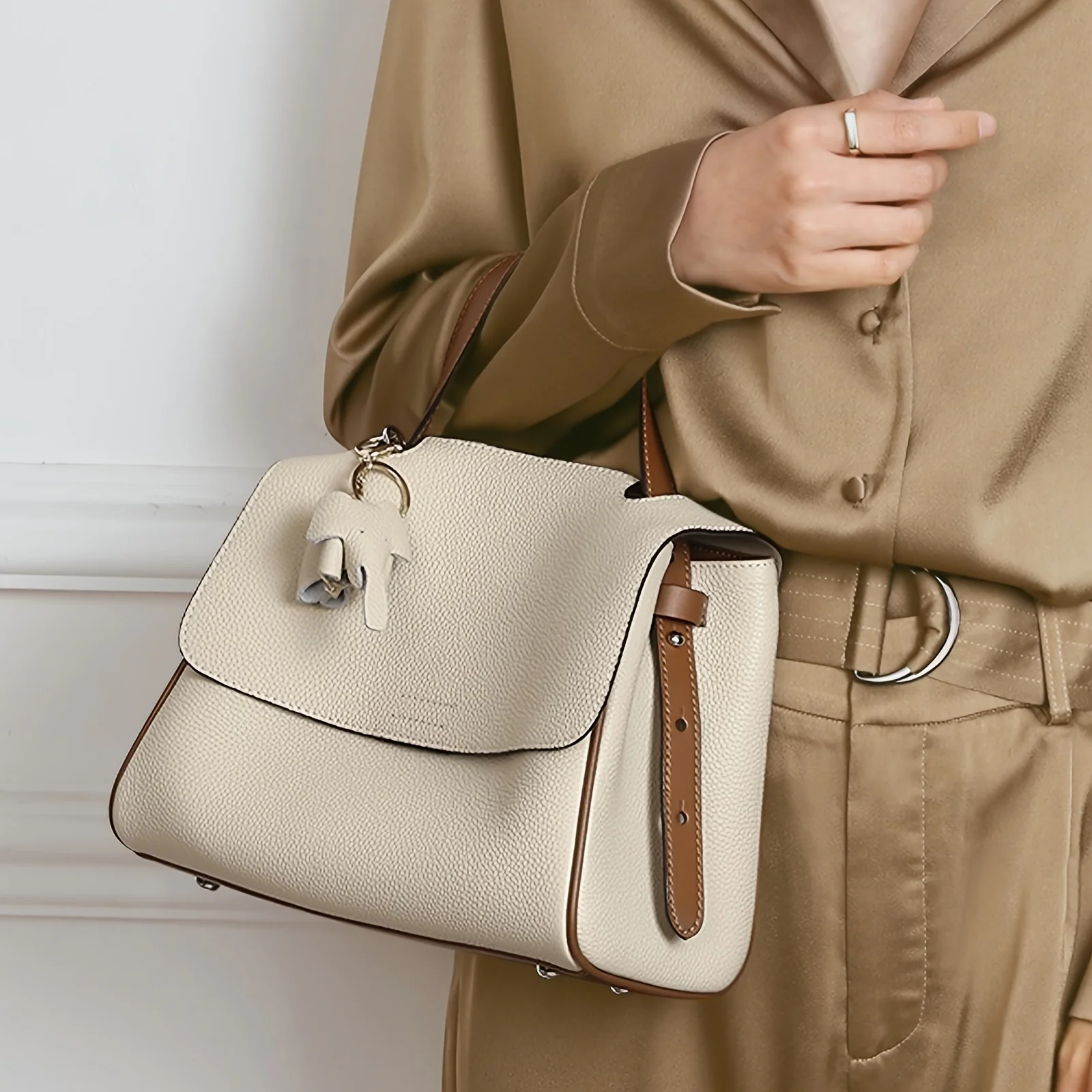 

ITAMOOD женская сумка через плечо из натуральной кожи с регулируемым ремешком и несколькими карманами, большая вместительная дорожная сумка через плечо с подвеской