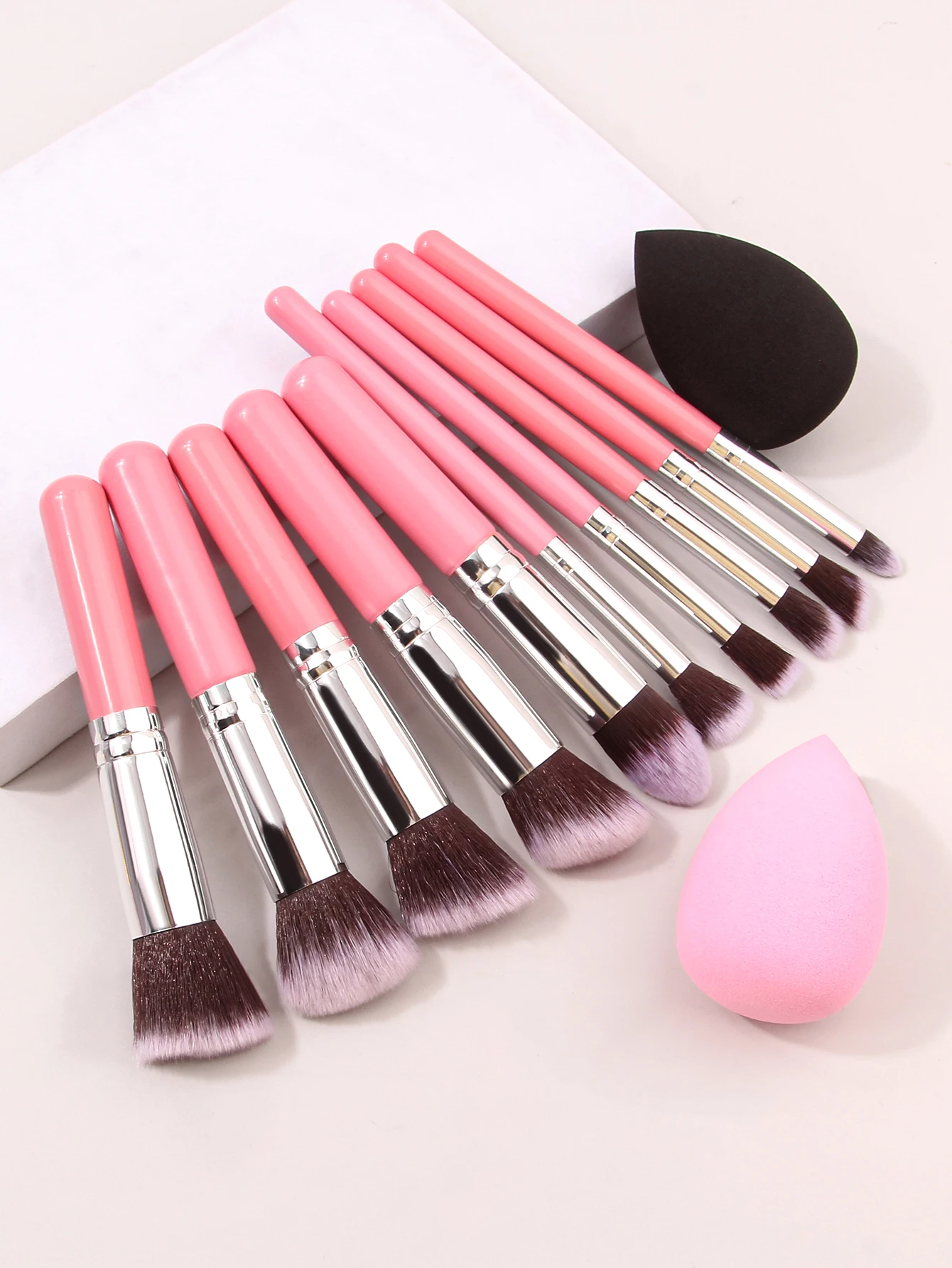 10-teiliges Make-up-Pinsel-Set: Foundation-Pinsel mit weichen Borsten, Concealer-Pinsel, Lidschattenpinsel, Rouge-Pinsel, Konturpinsel + 2 Make-up-Schwamm