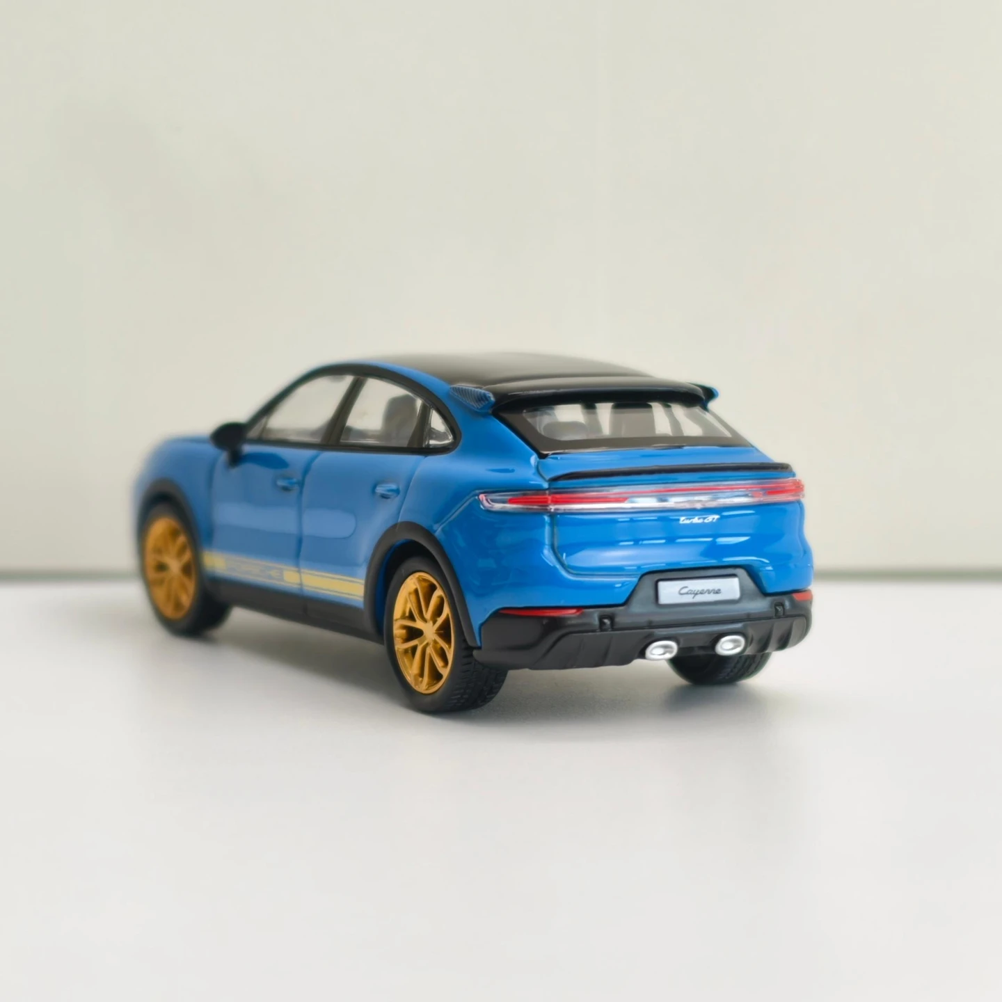 1:64 Simulated Porsche Cayenne Turbo GT alloy car model static desktop decoration engine hood can be opened