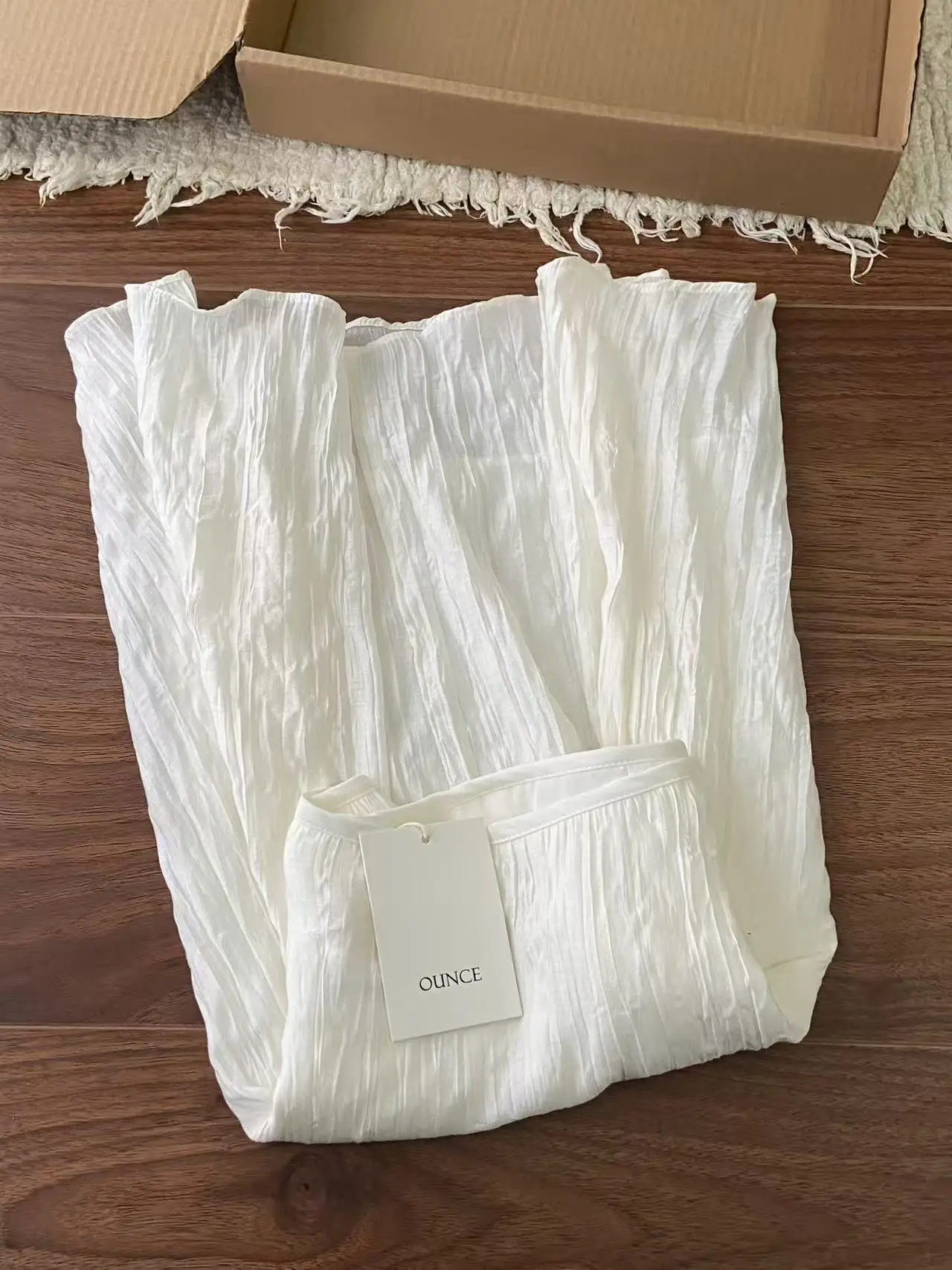 

Юбка Ouce Giant Fairy Wrinkled Half Skirt, женственная, стройнящая, стандартного кроя, весна 2026, со средней талией, из флокированного полиэстера.
