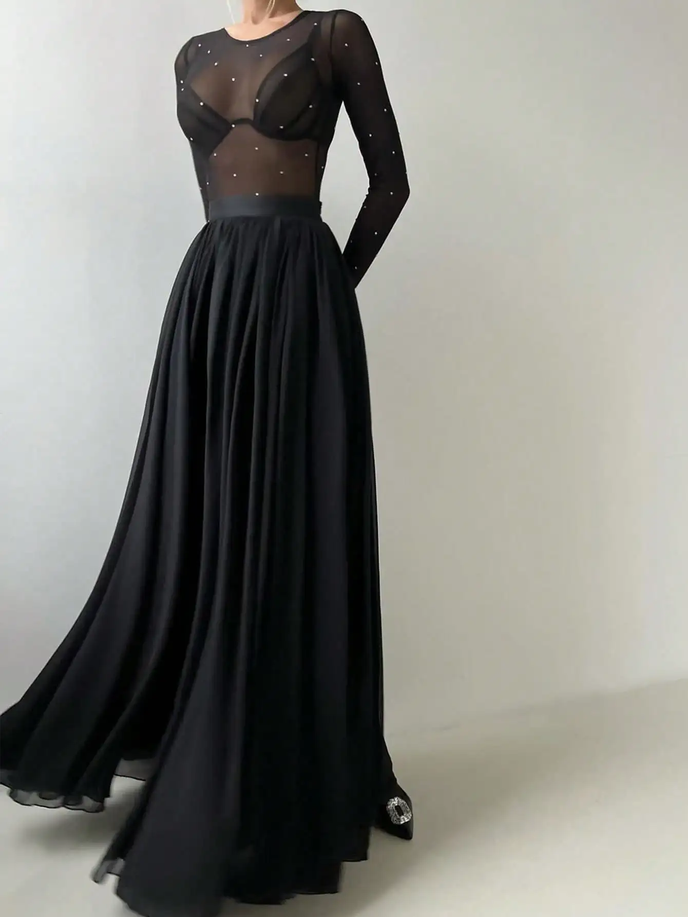 Abito lungo fluido estivo plissettato in chiffon a rete nera elegante da donna, adatto per festival musicali, abbigliamento quotidiano per ragazze giovani