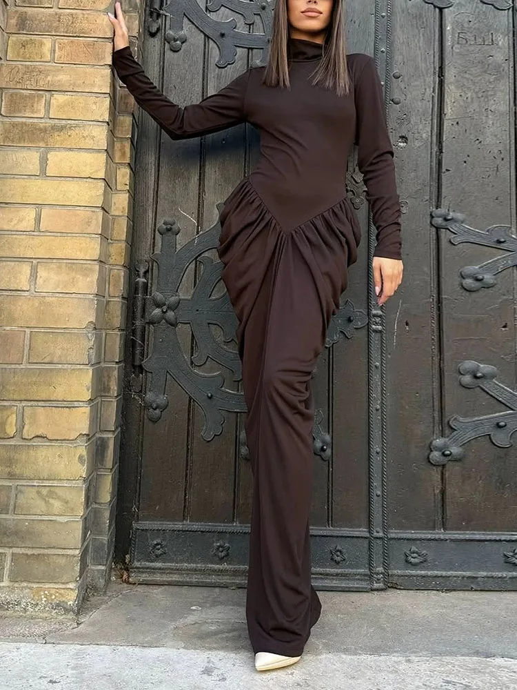 ملابس نسائية جديدة لخريف وشتاء 2025 بمزاجية عصرية بقصة ضيقة وحقيبة مطوية وأرداف بلون سادة وأكمام طويلة