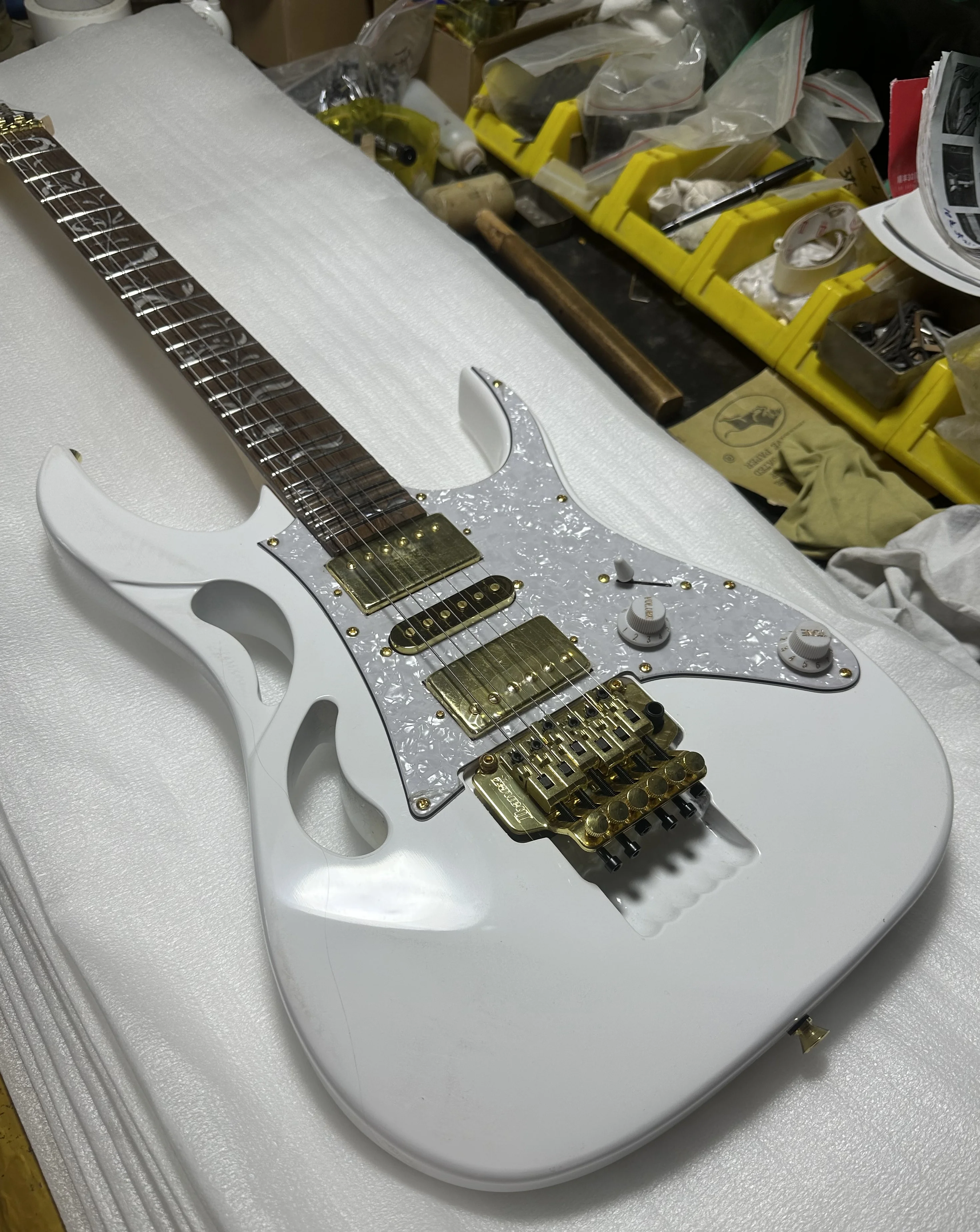 

Irregular electric guitar, alder body, 3 pickups, all gold accessories, imported wood and paint, shiny, in stock, fast shipping