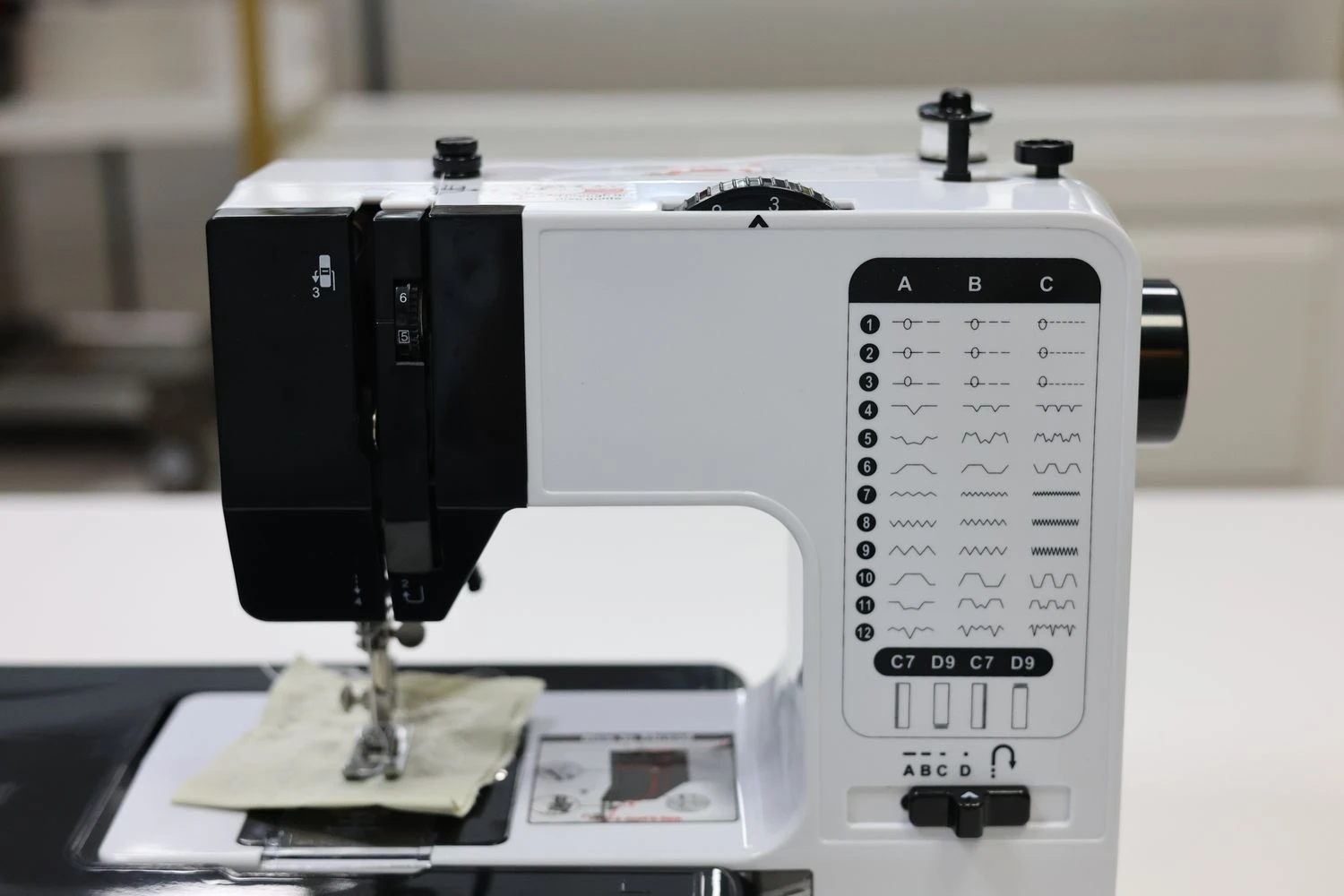 UFR-738A Home Use Automatic T-Shirt Sewing Machine Double Needle Hemming Interlock Flat Lock Hand Stitching Quilting Machines