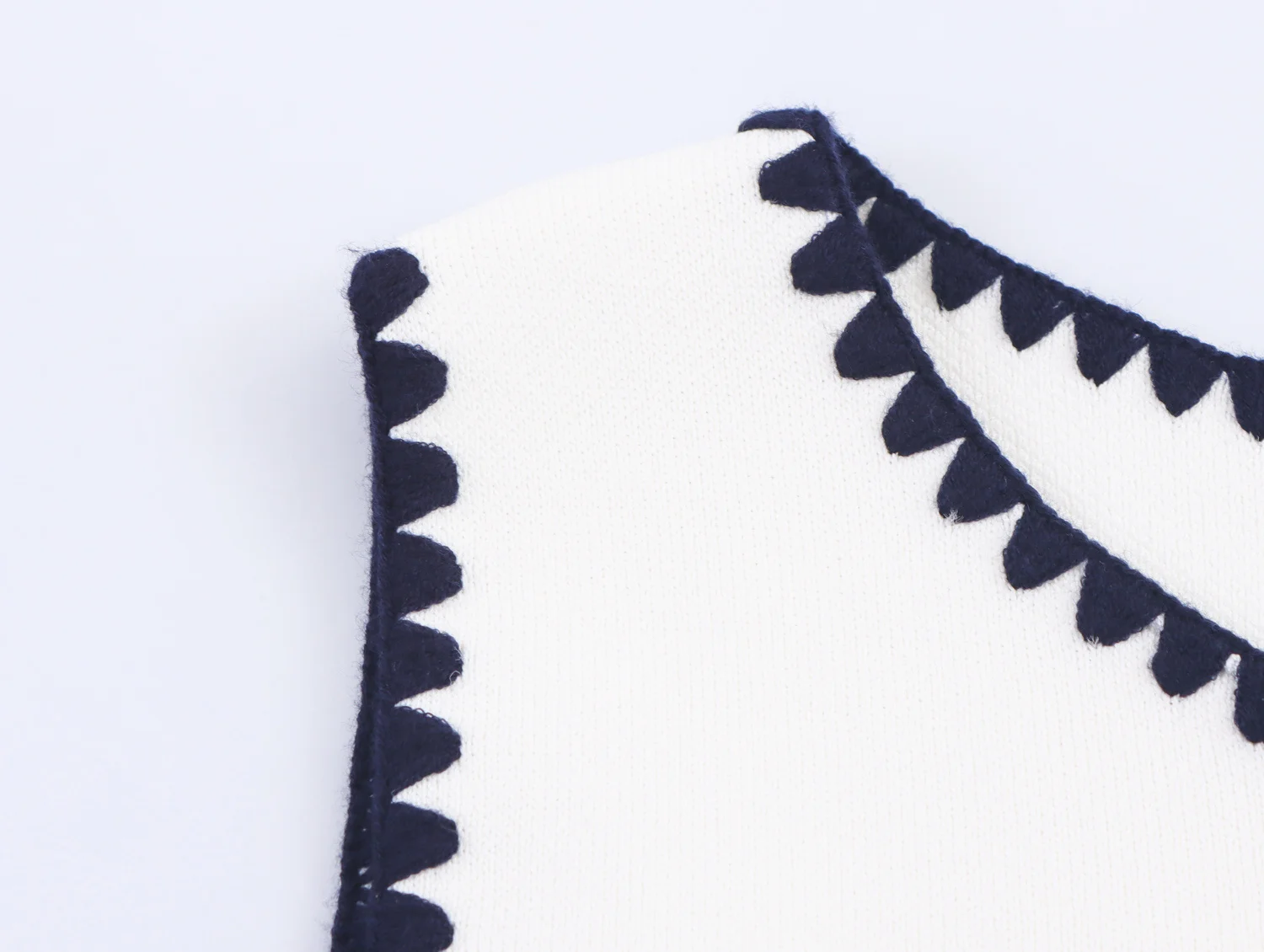 Maxdutti Minimalista alla moda ed elegante blu navy pizzo bianco gilet senza maniche cardigan lavorato a maglia monopetto top da donna