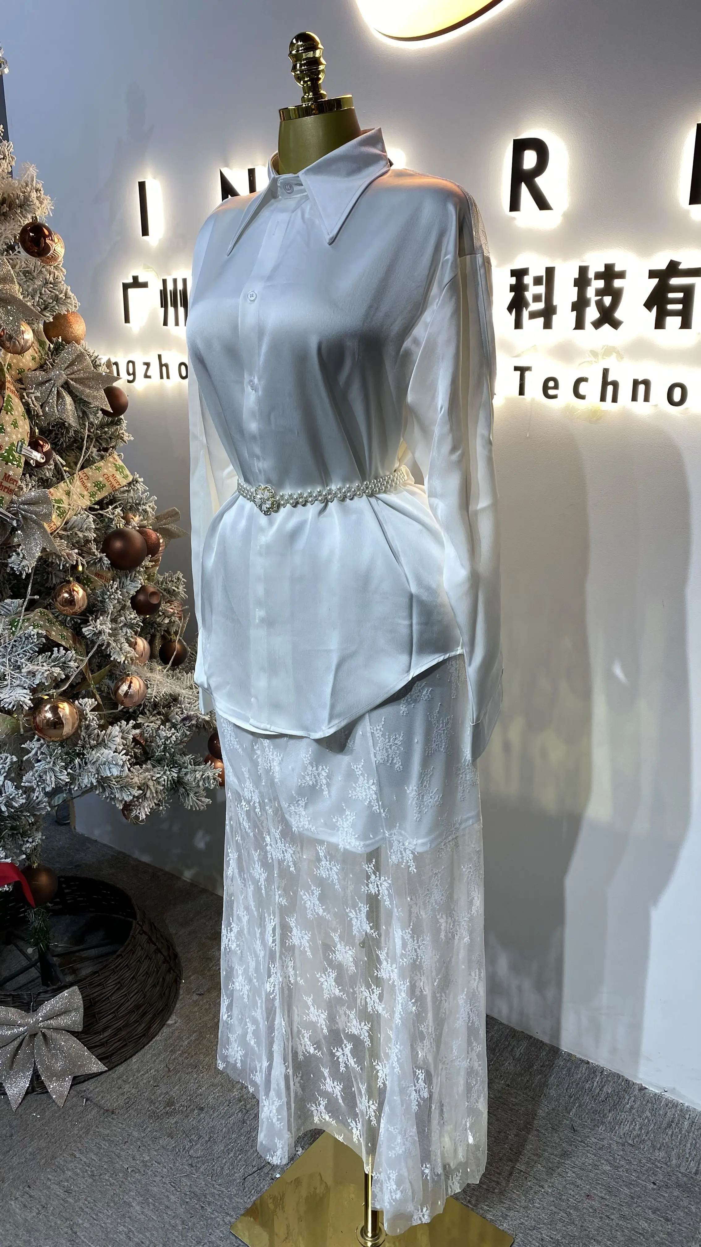 White casual long-sleeved shirt with lace trim, irregular lapel, and solid woven pattern belt; simple autumn style.-GZXX455