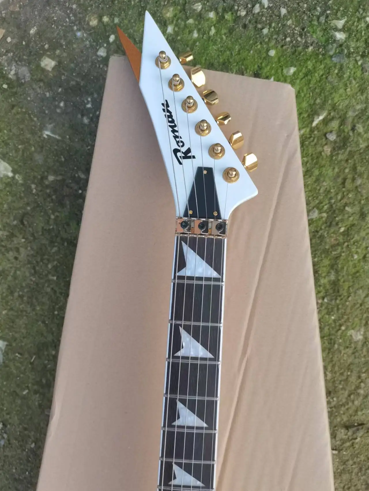 6-string guitar, rosewood fingerboard, tremolo system, gold accessories, seller to bear shipping costs